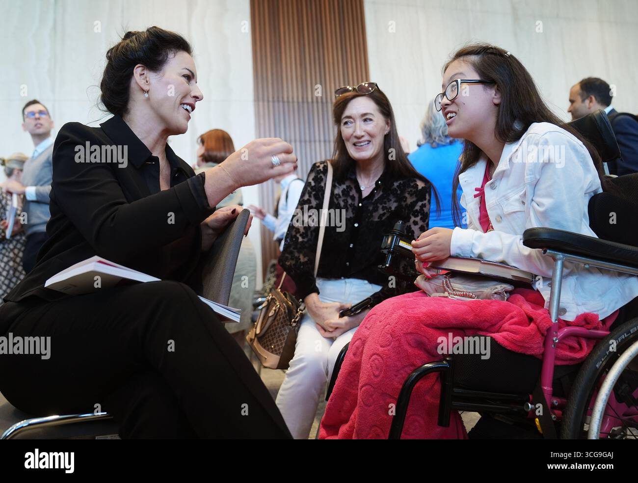 Gesundheitsministerin Jennifer Carroll MacNeill (links) im Gespräch mit Emily Naik (rechts) und ihrer Mutter Lillian Duffy während der Einführung der nationalen Strategie für seltene Krankheiten 2025-2030 im Gesundheitsministerium in Dublin. Bilddatum: Mittwoch, 27. August 2025. Stockfoto