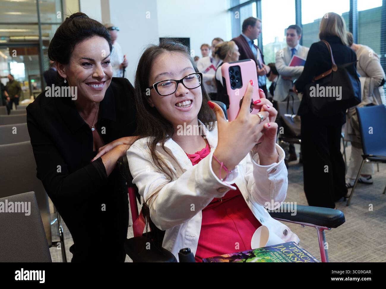 Gesundheitsministerin Jennifer Carroll MacNeill (links) posiert für ein Selfie mit Emily Naik (rechts) während der Einführung der nationalen Strategie für seltene Krankheiten 2025-2030 im Gesundheitsministerium in Dublin. Bilddatum: Mittwoch, 27. August 2025. Stockfoto