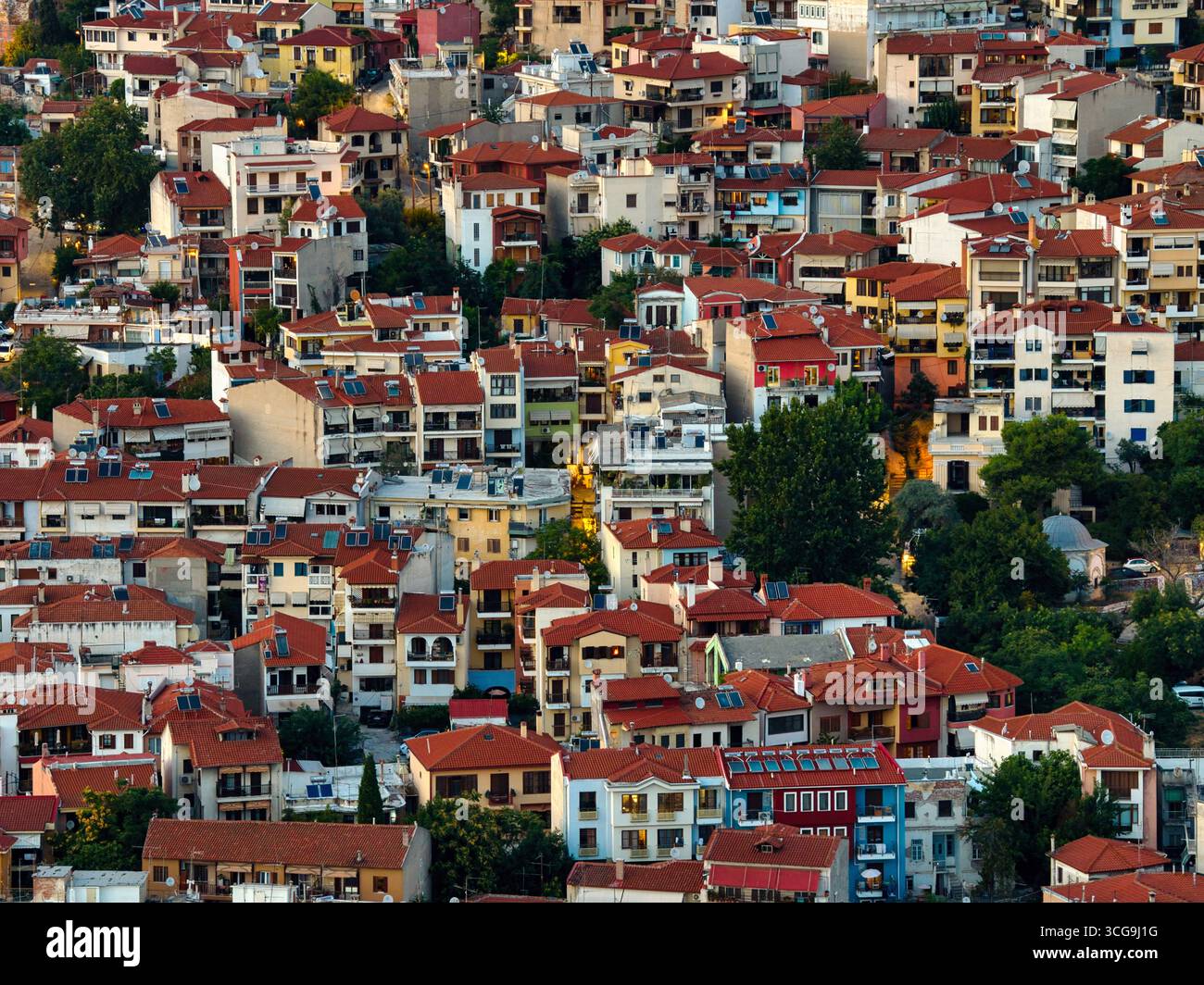 Thessaloniki, Griechenland 3. August 2025. Blick von der Drohne auf das farbenfrohe traditionelle Viertel mit roten Ziegeldächern, gemischter Architektur und grünen Bäumen Stockfoto