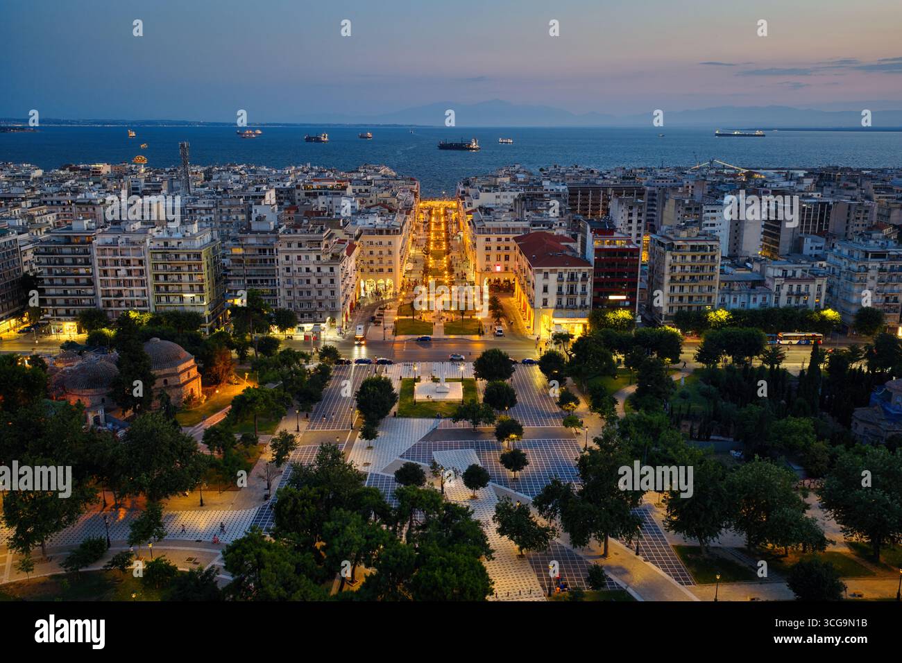 Thessaloniki, Griechenland 3. August 2025 - Panoramablick auf den Aristotelous-Platz, beleuchtet zur goldenen Stunde mit Uferpromenade, Stadtzentrum und Stockfoto