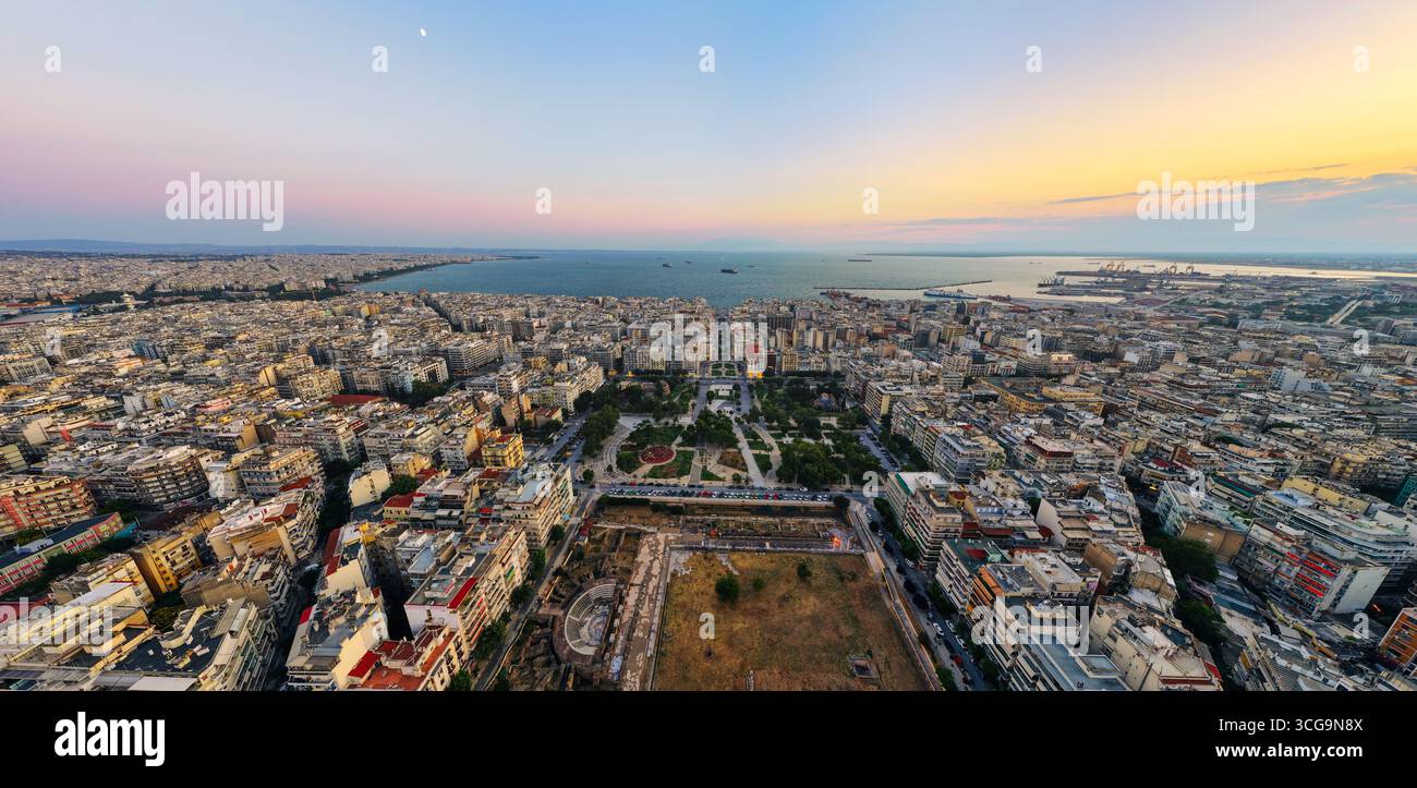 Thessaloniki, Griechenland 3. August 2025 - Panoramablick auf die archäologische Stätte der antiken römischen Agora, umgeben von modernen Stadtgebäuden und Thermaic Stockfoto
