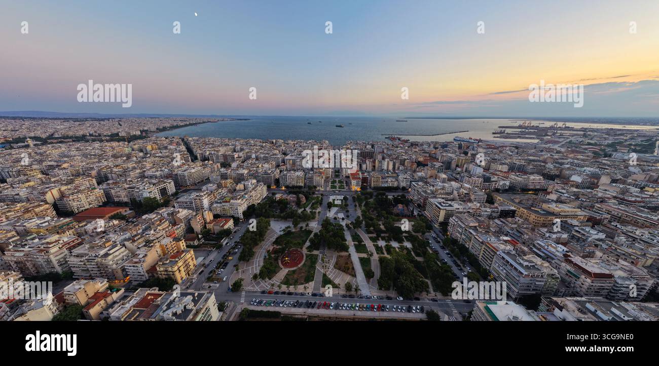 Thessaloniki, Griechenland 3. August 2025 - Panoramablick auf das Zentrum von Thessaloniki mit Stadtpark, Stadtgebäuden und Thermaic Gulf Waterfront at Stockfoto