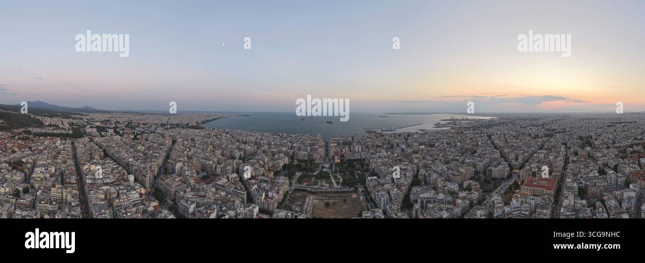Thessaloniki, Griechenland 3. August 2025 - Panoramablick auf die archäologische Stätte der antiken römischen Agora, umgeben von modernen Stadtgebäuden und Thermaic Stockfoto