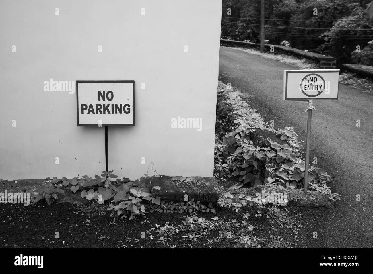 Kein Parken kein Warnschild am Eingangstor. Geben Sie kein Schild und kein Parken in einem privaten Bereich ein. Niemand Stockfoto