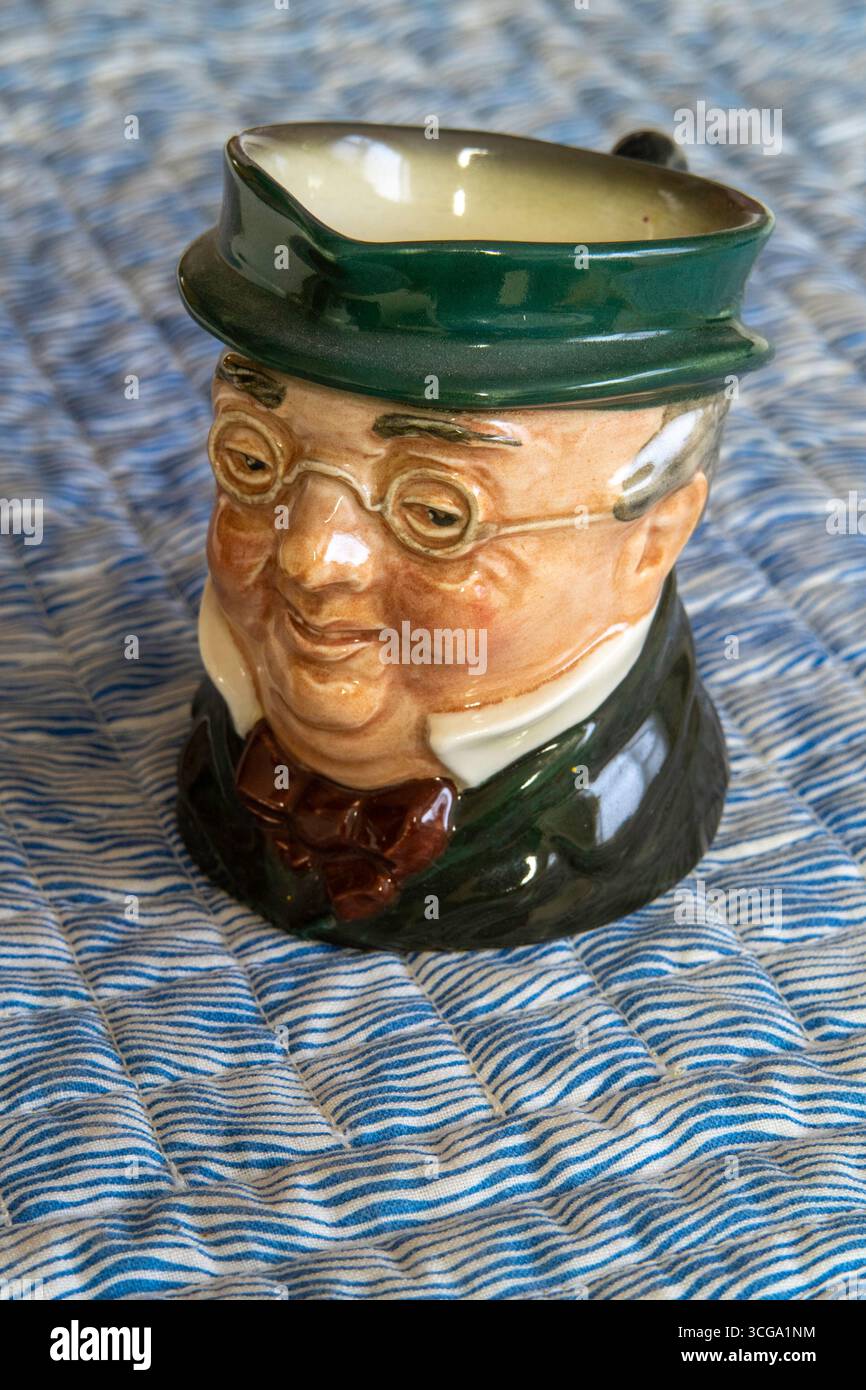 Vintage-Stillleben eines Royal Doulton Miniatur-Toby-Bechers von Mr. Pickwick, fiktive Figur in der Pick with Papers, 1950er Jahre Stockfoto