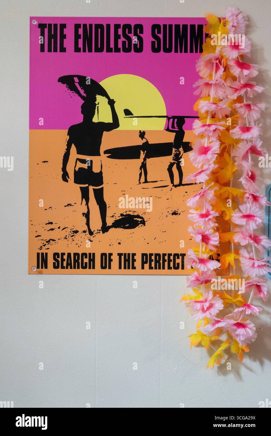 Nahaufnahme eines Posters aus dem Film „der endlose Sommer“ mit hawaiianischem lei, USA Stockfoto
