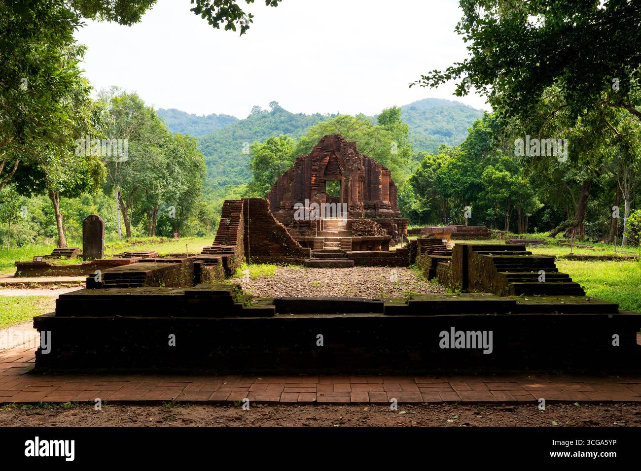 Alte Backsteintempelruinen des My Son Sanctuary in Vietnam, die Cham-Architektur, spirituelles Erbe und historisches UNESCO-Weltkulturerbe zeigen Stockfoto