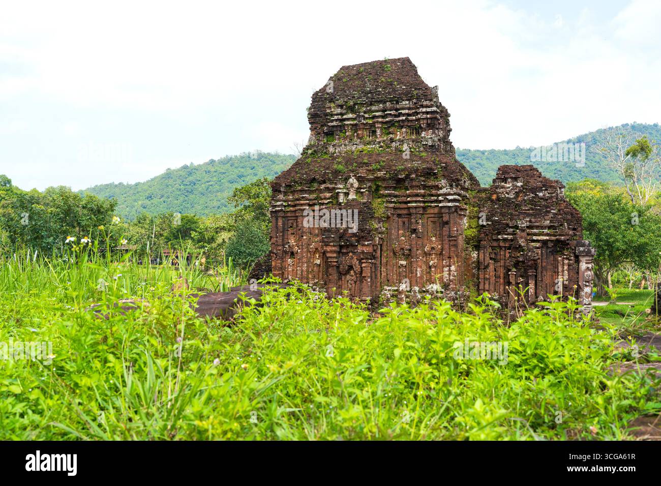 Alte Backsteintempelruinen des My Son Sanctuary in Vietnam, die Cham-Architektur, spirituelles Erbe und historisches UNESCO-Weltkulturerbe zeigen Stockfoto