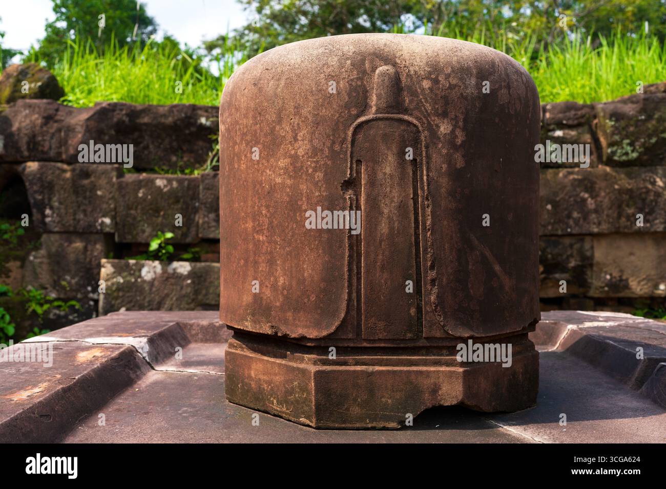 Alte Backsteintempelruinen des My Son Sanctuary in Vietnam, die Cham-Architektur, spirituelles Erbe und historisches UNESCO-Weltkulturerbe zeigen Stockfoto