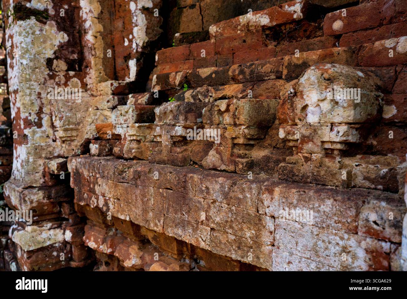 Alte Backsteintempelruinen des My Son Sanctuary in Vietnam, die Cham-Architektur, spirituelles Erbe und historisches UNESCO-Weltkulturerbe zeigen Stockfoto