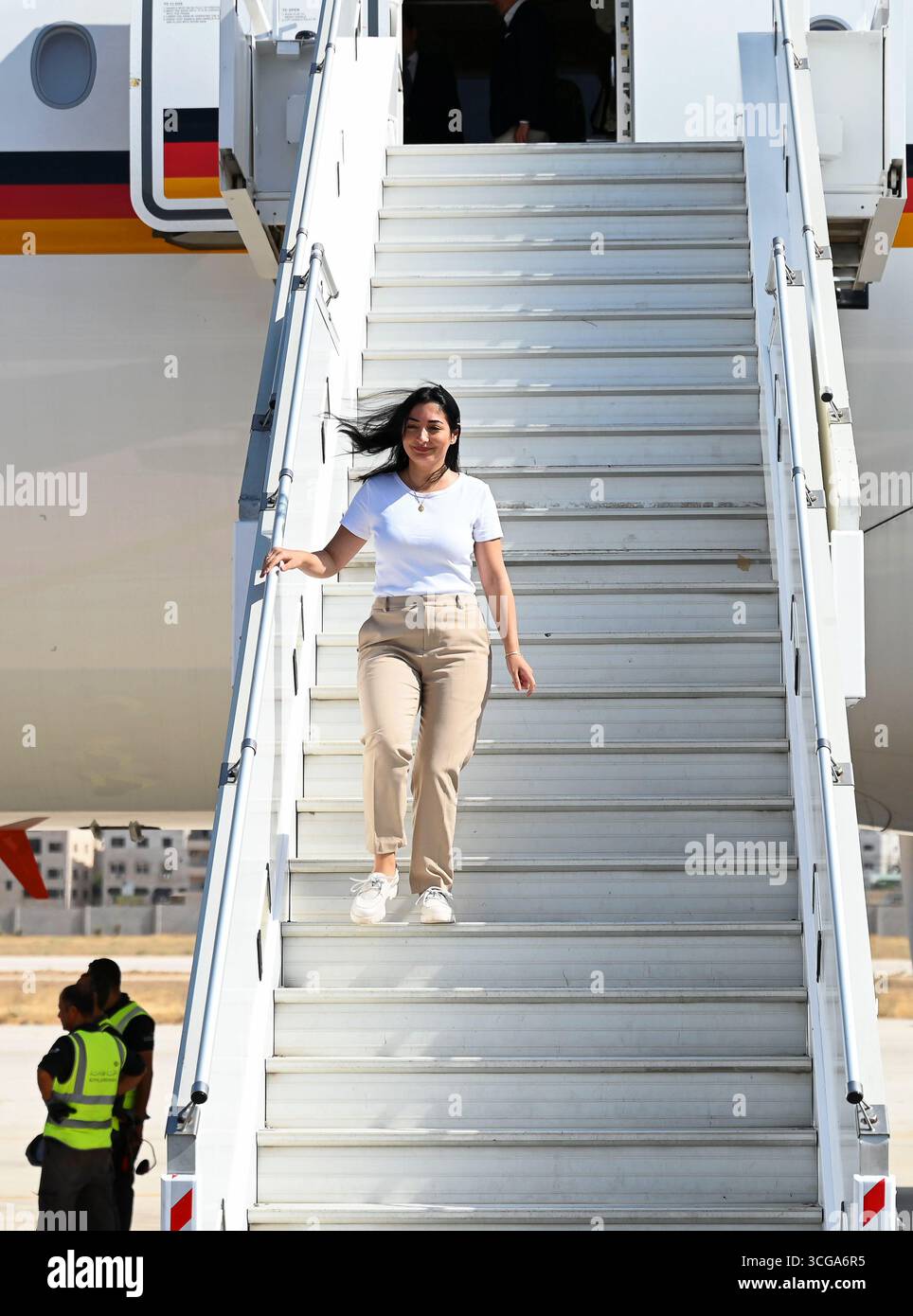 Amman, Jordanien. August 2025. Reem Alabali Radovan (SPD), Bundesminister für wirtschaftliche Zusammenarbeit und Entwicklung, trifft am Flughafen der jordanischen Hauptstadt ein. Der Minister reist mit einer Delegation von Politikern und Journalisten nach Israel, Jordanien, Saudi-Arabien und in die palästinensischen Gebiete. Quelle: Katharina Kausche/dpa/Alamy Live News Stockfoto