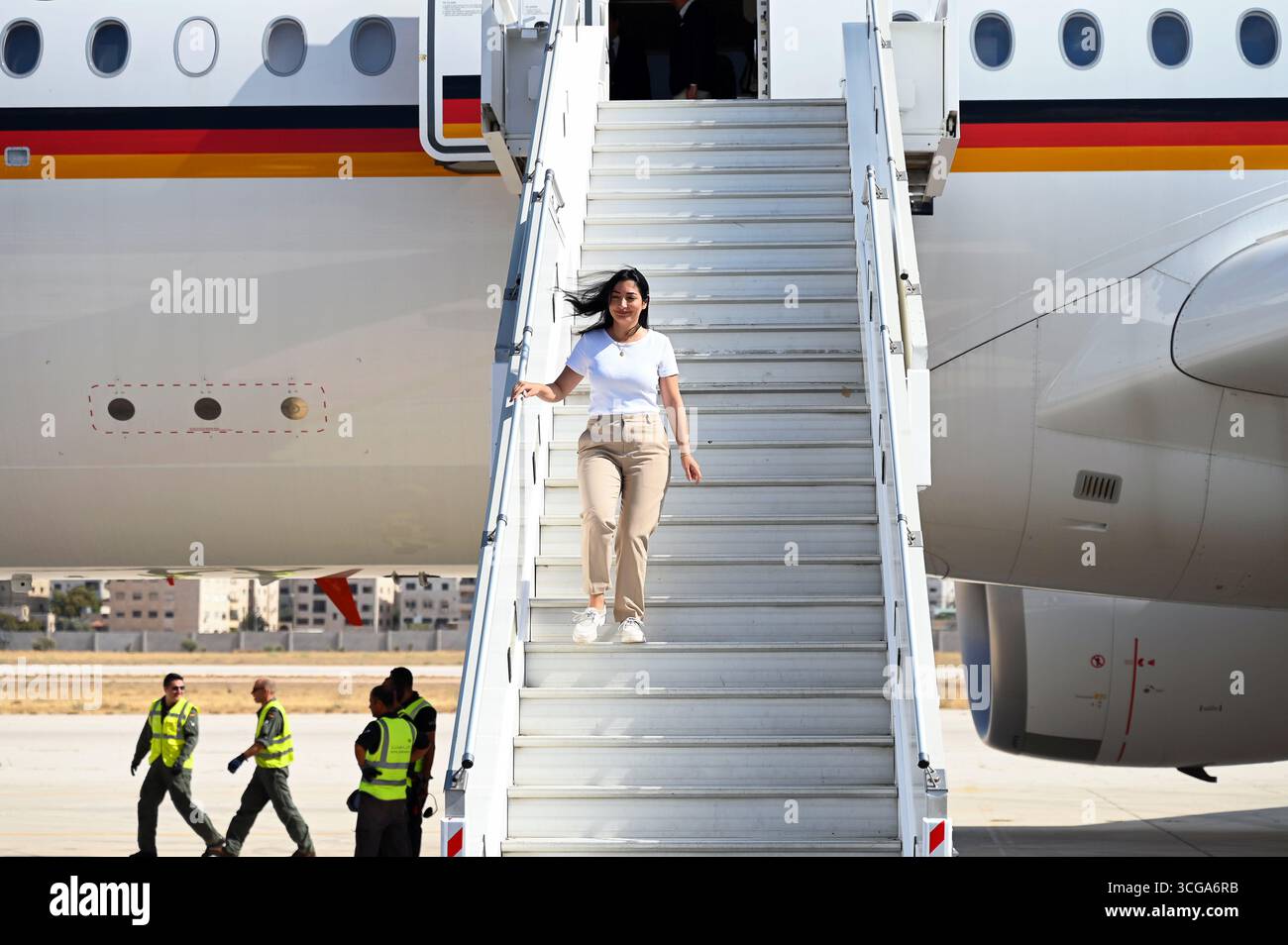 Amman, Jordanien. August 2025. Reem Alabali Radovan (SPD), Bundesminister für wirtschaftliche Zusammenarbeit und Entwicklung, trifft am Flughafen der jordanischen Hauptstadt ein. Der Minister reist mit einer Delegation von Politikern und Journalisten nach Israel, Jordanien, Saudi-Arabien und in die palästinensischen Gebiete. Quelle: Katharina Kausche/dpa/Alamy Live News Stockfoto