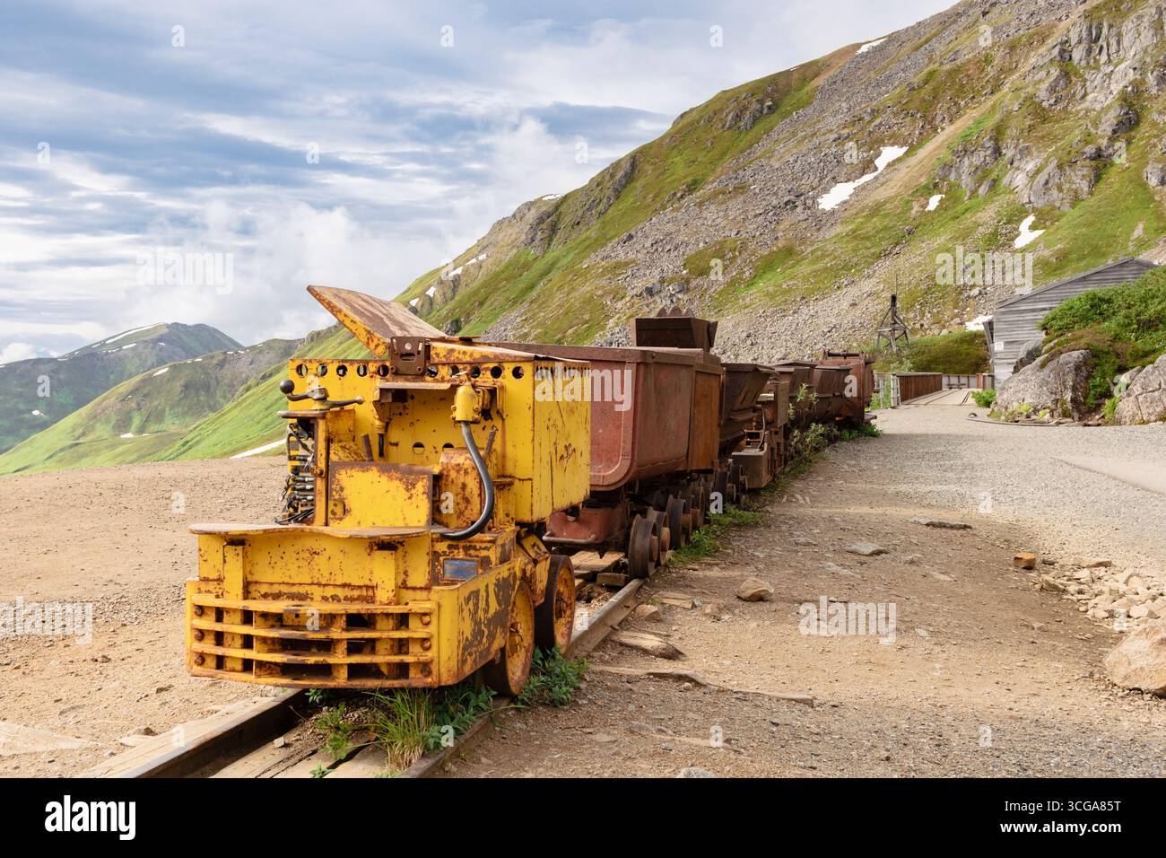 Alte, rostige Bergwerksbahn im Independence Mine State Historic Park alte Goldmine im Hatcher Pass durch Talkeetna Mountains, Willow, Wasilla, Alaska, USA Stockfoto