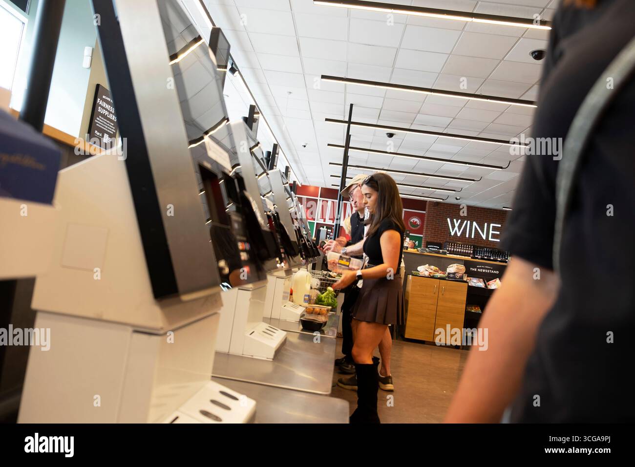 Im M&S-Geschäft zahlte junge Käuferin im Marks & Spencer-Geschäft für Essen und Selbstbedienung an der Kasse, Bildschirme aus Großbritannien KATHY DEWITT Stockfoto