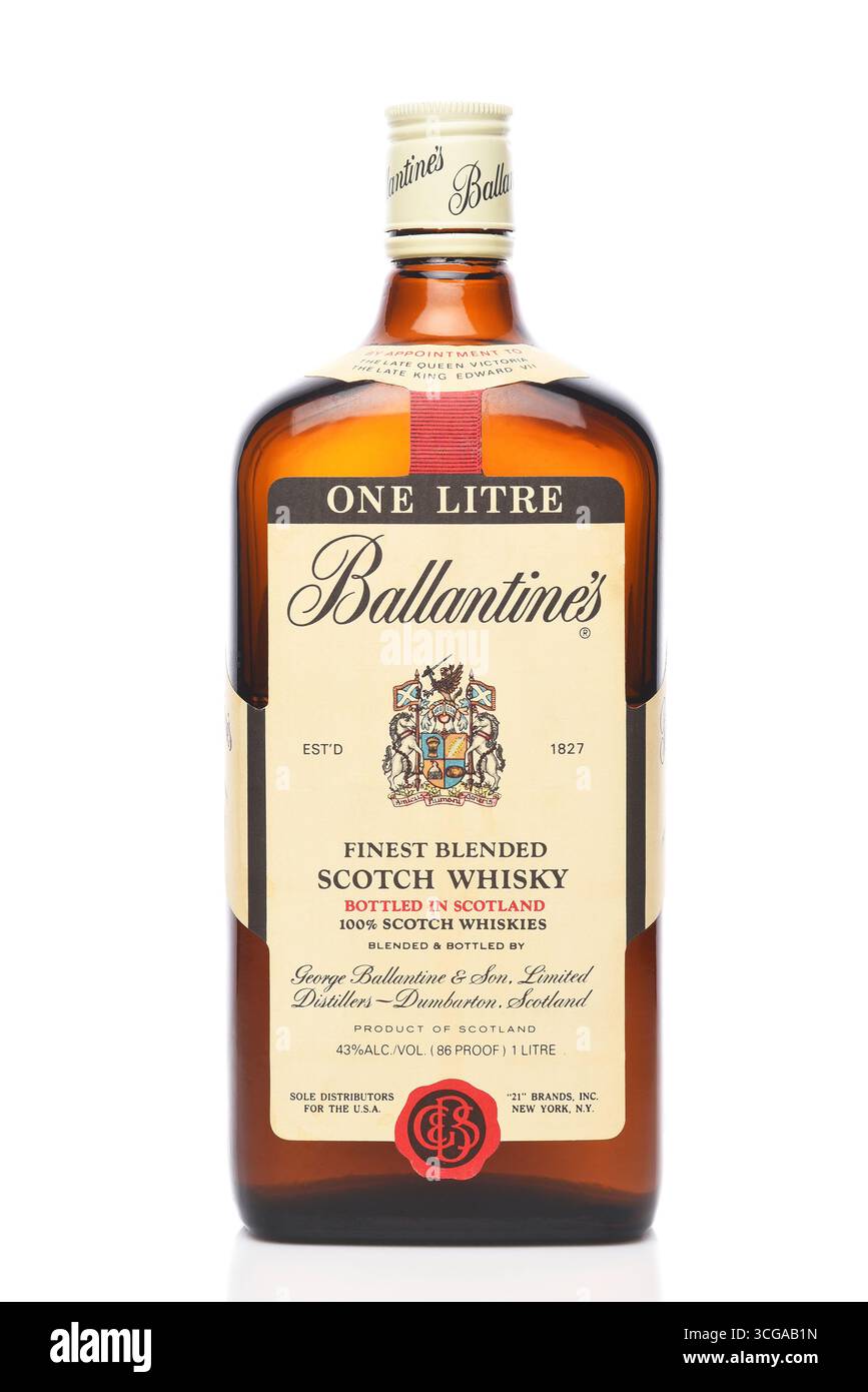 IRVINE, KALIFORNIEN, 25. August 2025: Eine 1-Liter-Flasche Ballentines Scoth Whisky. Stockfoto