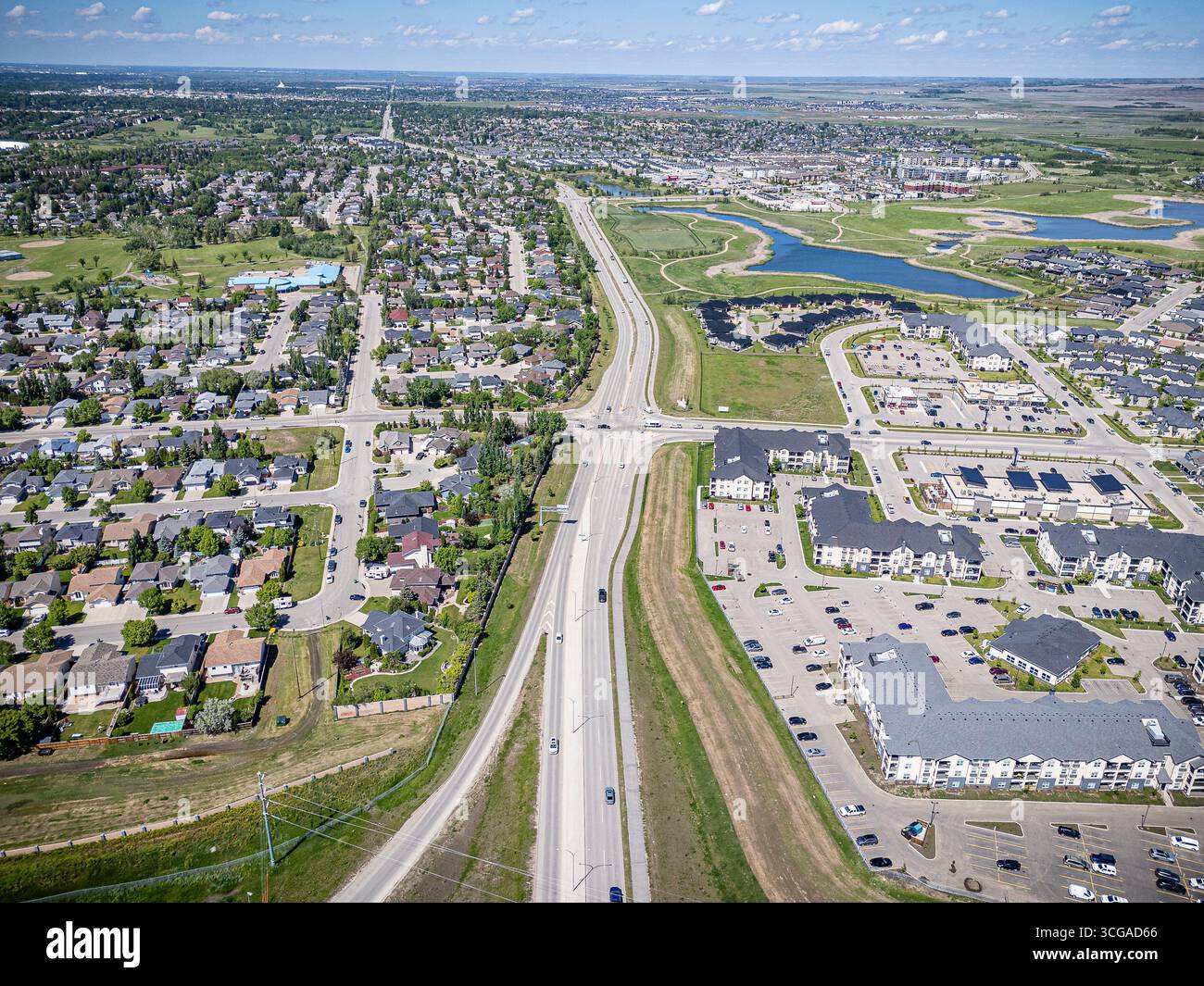 Ein hochauflösendes Luftdrohnenfoto des Viertels Rosewood in Saskatoon, Saskatchewan, mit modernen Häusern, Parks, Grünflächen, und gut-pl Stockfoto