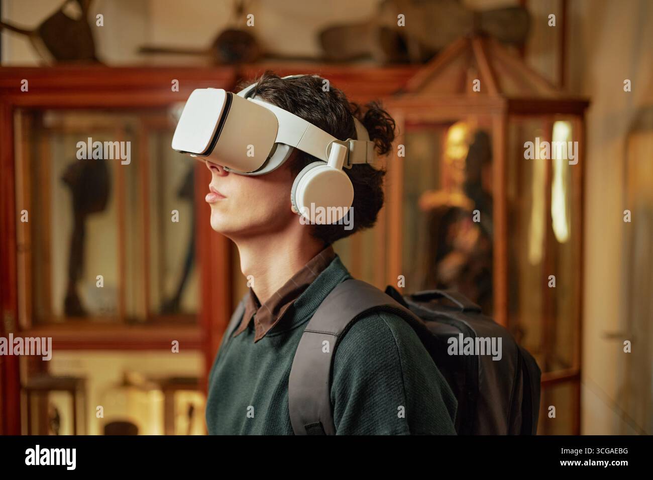 Junger kaukasischer Mann, der virtuelle Realität in Museumsumgebung erlebt Stockfoto
