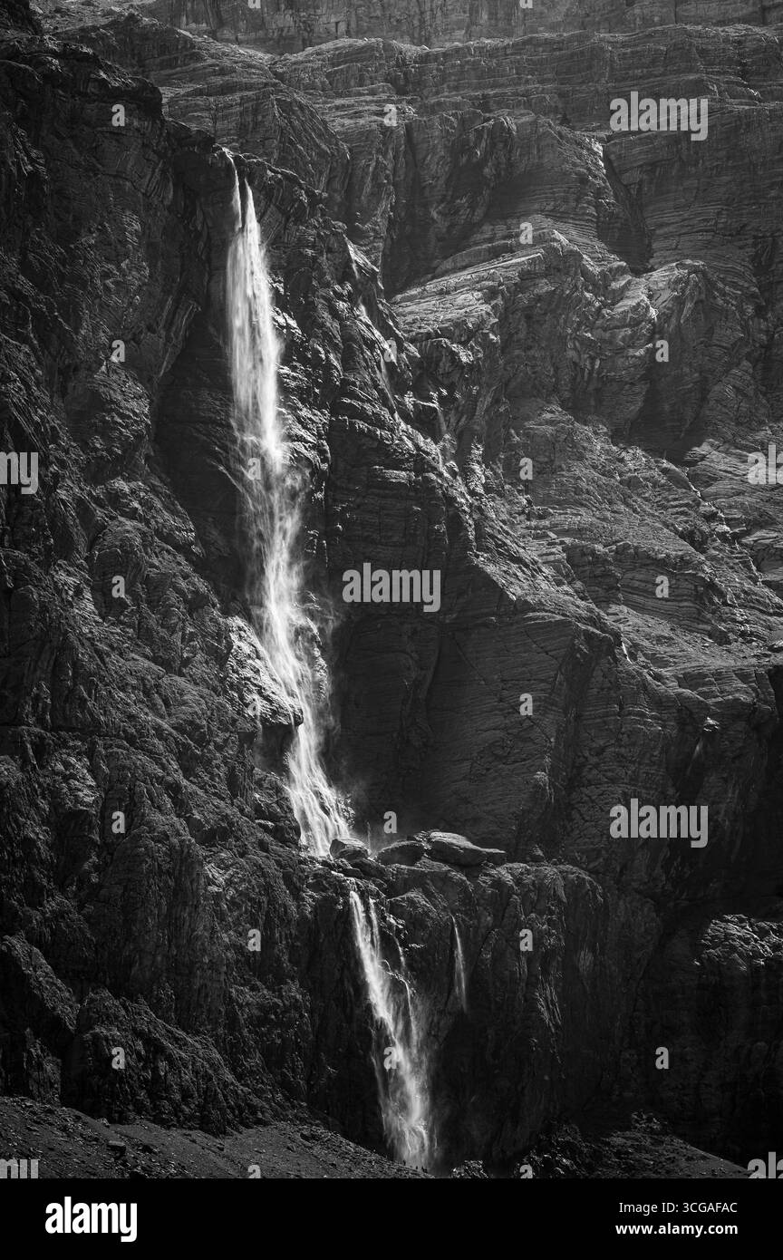 Fließender Wasserfall, der die zerklüfteten Klippen des Cirque de Gavarnie in den Pyrenäen hinabstürzt und an klaren Tagen atemberaubende Naturschönheiten zeigt Stockfoto