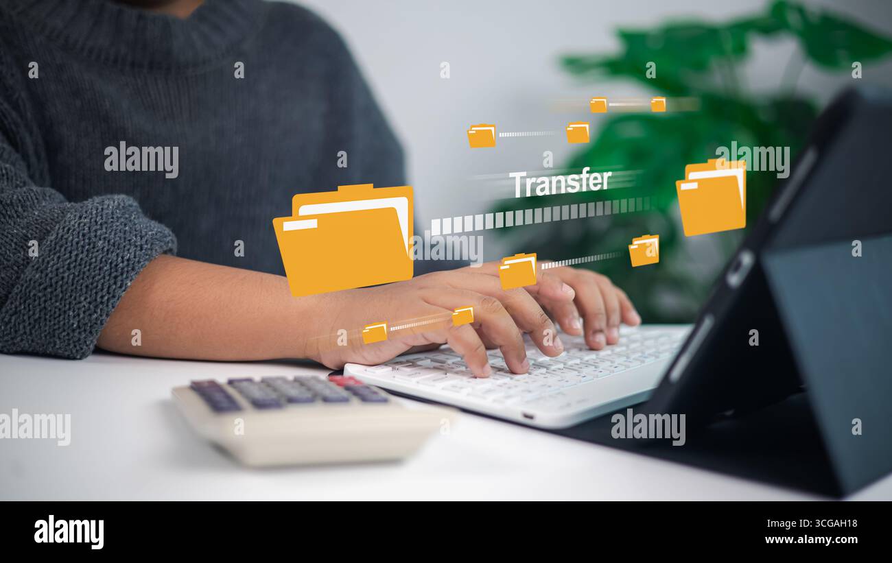 Geschäftsmann, der auf der Tastatur mit Symbolen für digitale Ordner, Online-Dateiübertragung, Cloud-Speicherung und Datenfreigabe für sichere Kommunikation und Stockfoto