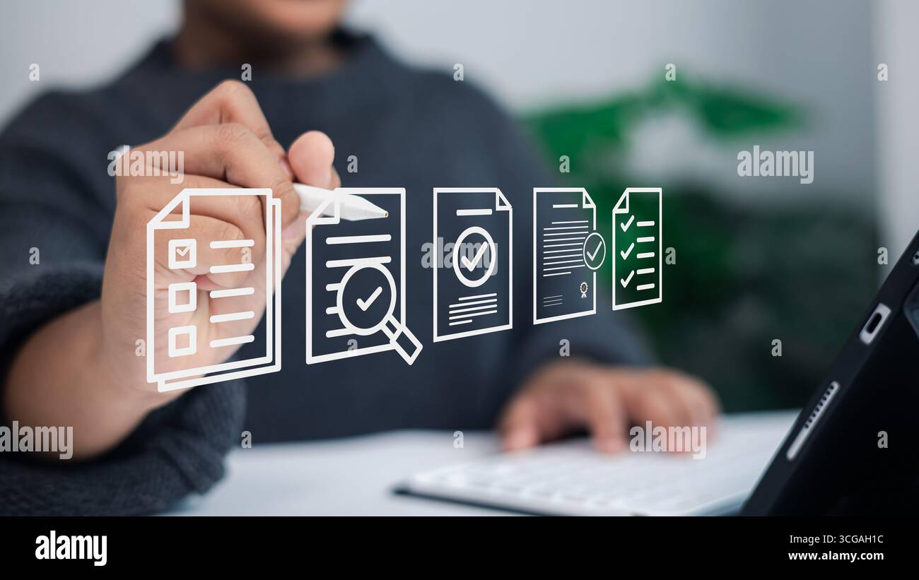Geschäftsmann mit digitalem Stift mit Symbolen für virtuelle Dokumente, Online-Vertragsgenehmigung, elektronischer Signatur und Workflow-Prozesstechnologie für moderne Anwendungen Stockfoto