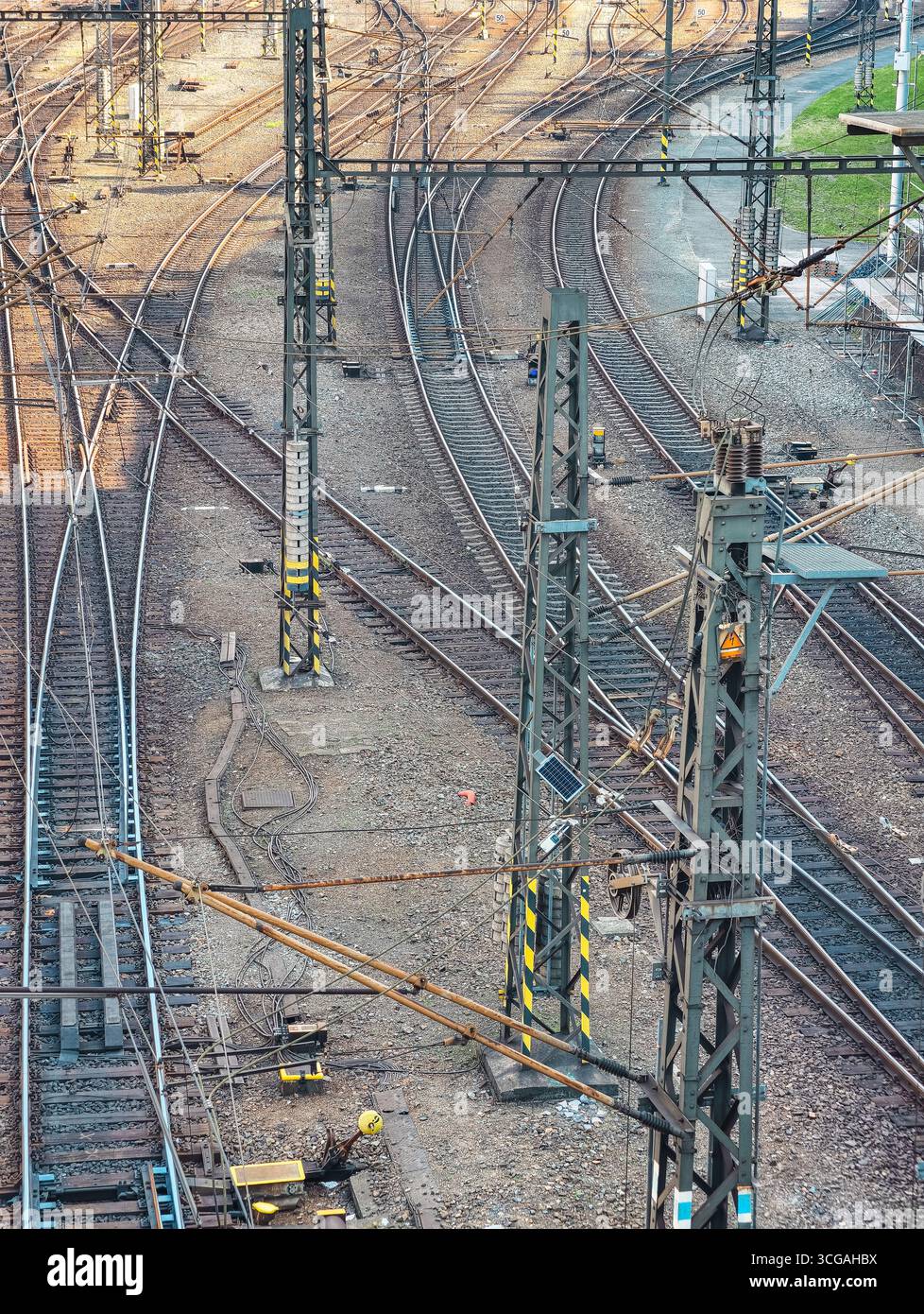 Luftaufnahme der Eisenbahngleise: Atemberaubende städtische Verkehrsinfrastruktur und dynamisches Industriedesign für Reisefotografie, digitale Hintergründe, Marketingkampagnen und kreative Projekte Stockfoto