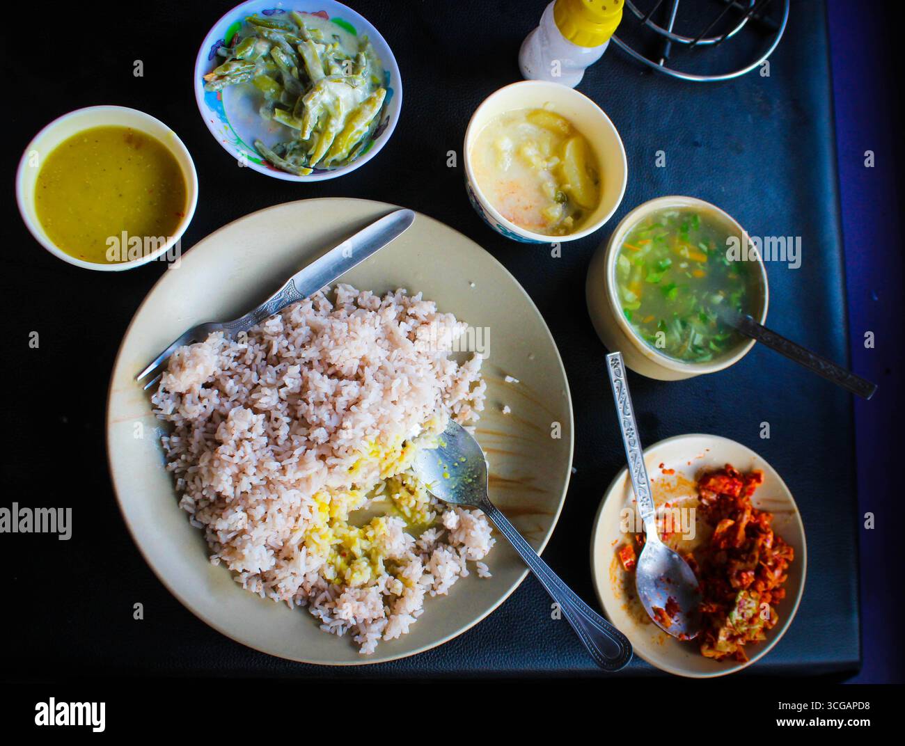 Bhutanische Küche mit traditionellen Gerichten, würzigen Aromen, rotem Reis, ema Datshi und kultureller kulinarischer Tradition, die die reiche Gastronomie Bhutans widerspiegelt Stockfoto