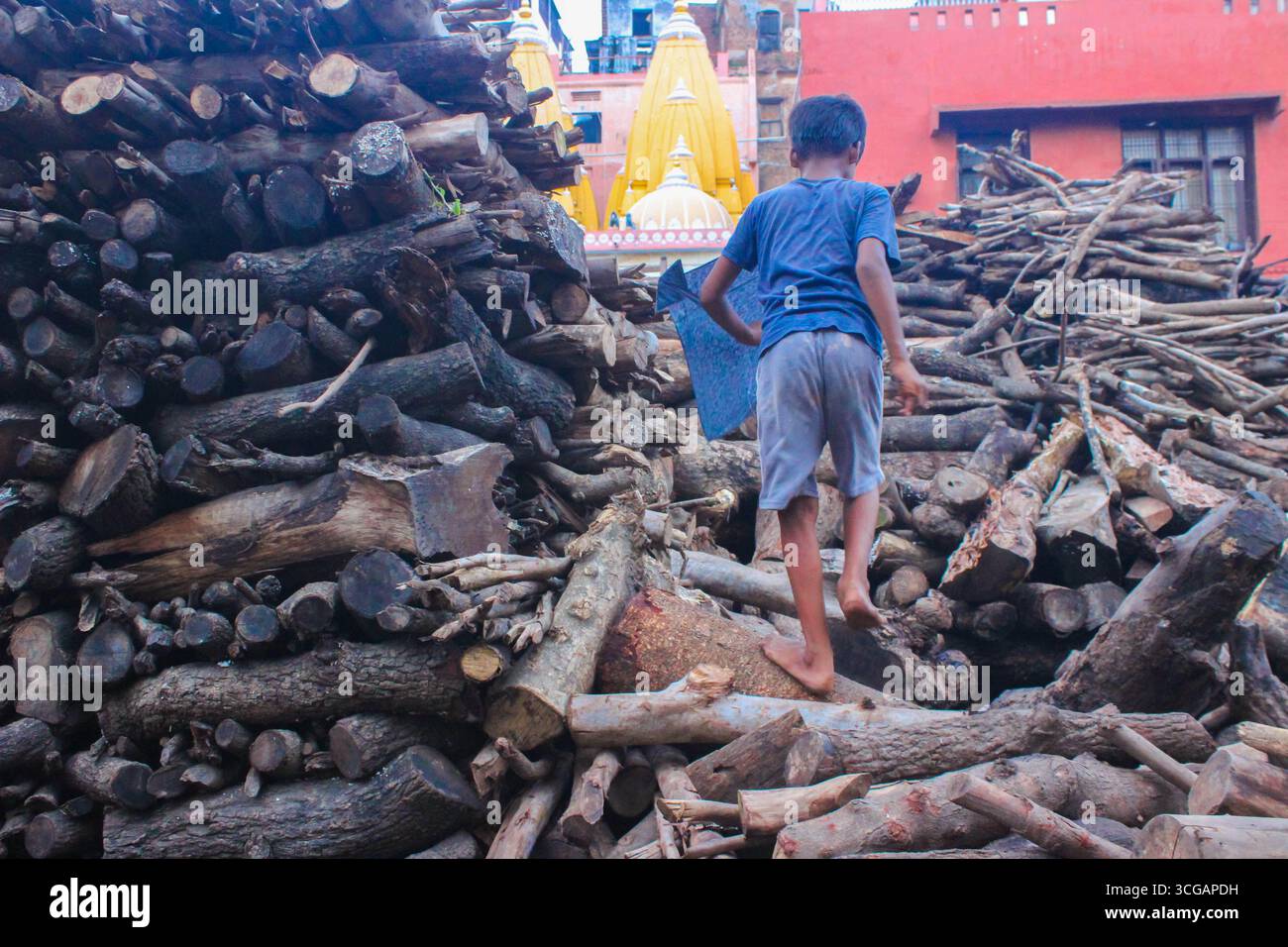 Einäscherungsgelände in Varanasi entlang des Ganges, wo spirituelle Rituale, heiliges Erbe und traditionelle Begräbnispraktiken der hinduistischen Kultur erfasst werden. Stockfoto