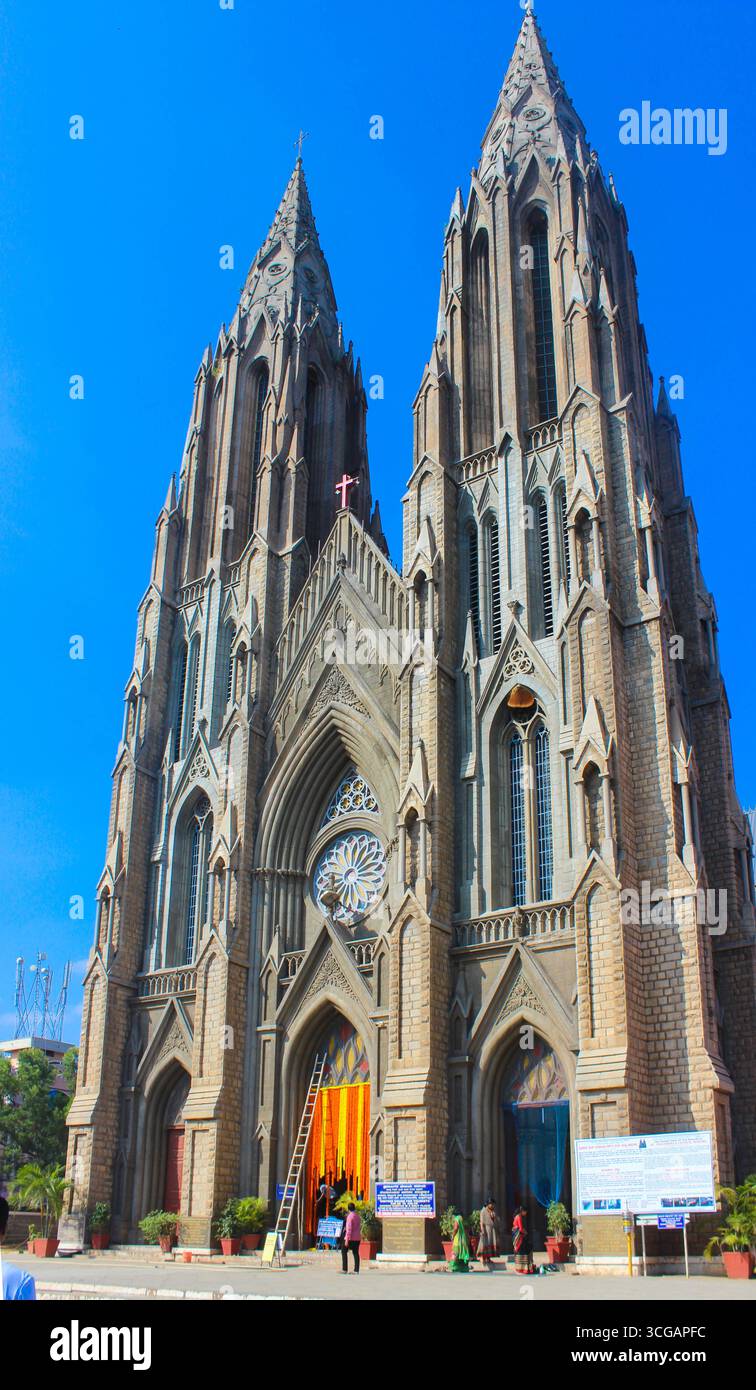 St. Philomena's Church in Mysore, ein neogotisches architektonisches Wunder mit hohen Türmen, Buntglasfenstern und historischem christlichen Erbe. Stockfoto