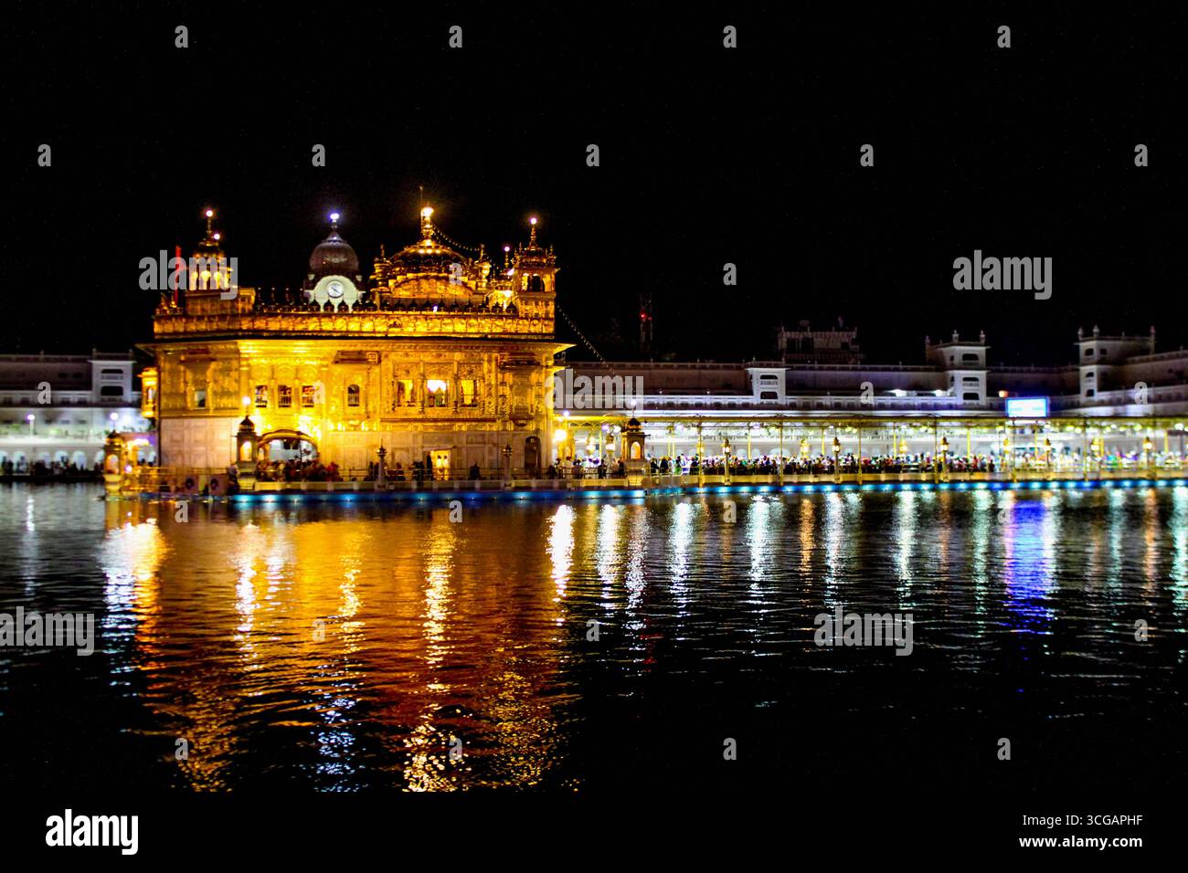 Goldener Tempel in der Nacht, in goldenen Lichtern, seine Reflexion schimmert im ruhigen Amrit Sarovar und schafft eine ruhige und spirituelle Atmosphäre. Stockfoto