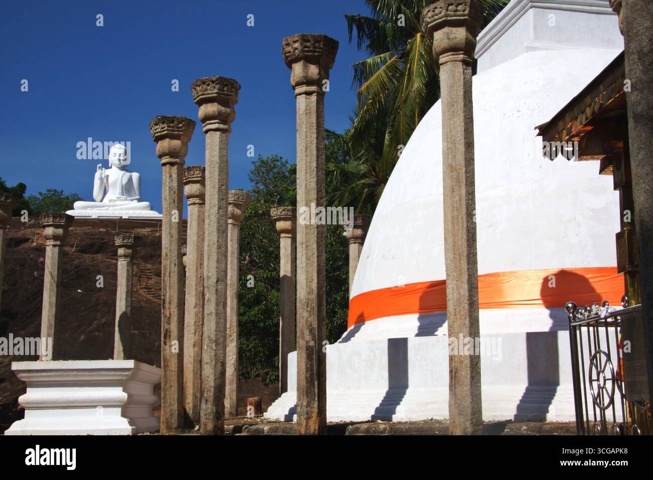 Traditioneller buddhistischer Tempel in Sri Lanka mit kunstvoller Architektur und geschnitzten Steinsäulen. Stockfoto