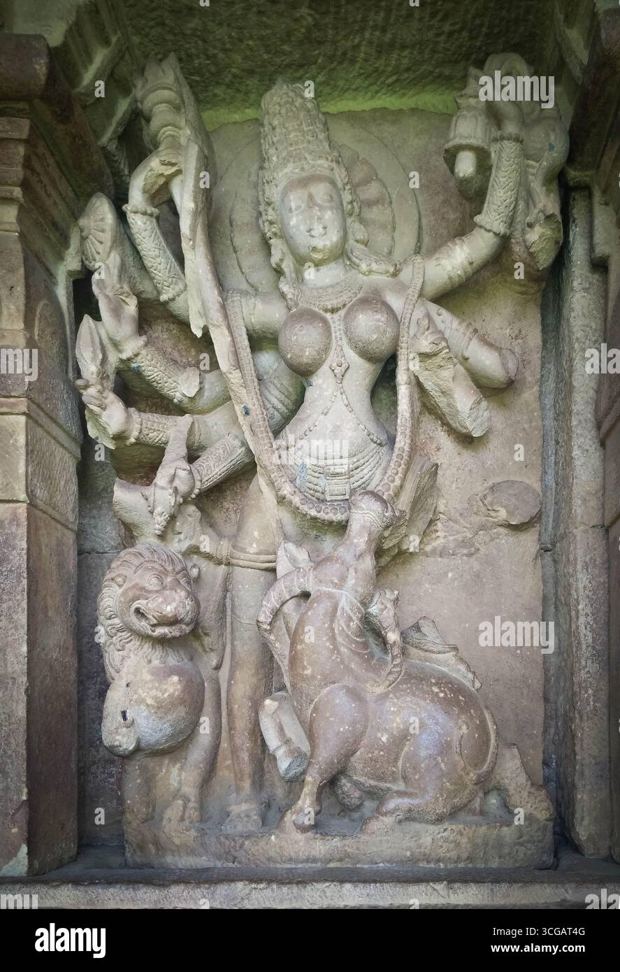 Komplizierte Tempelskulpturen von Badami in Karnataka, die antike Felskunst, mythologische Figuren und detaillierte Schnitzereien aus Chalukyan-Architektur zeigen. Stockfoto