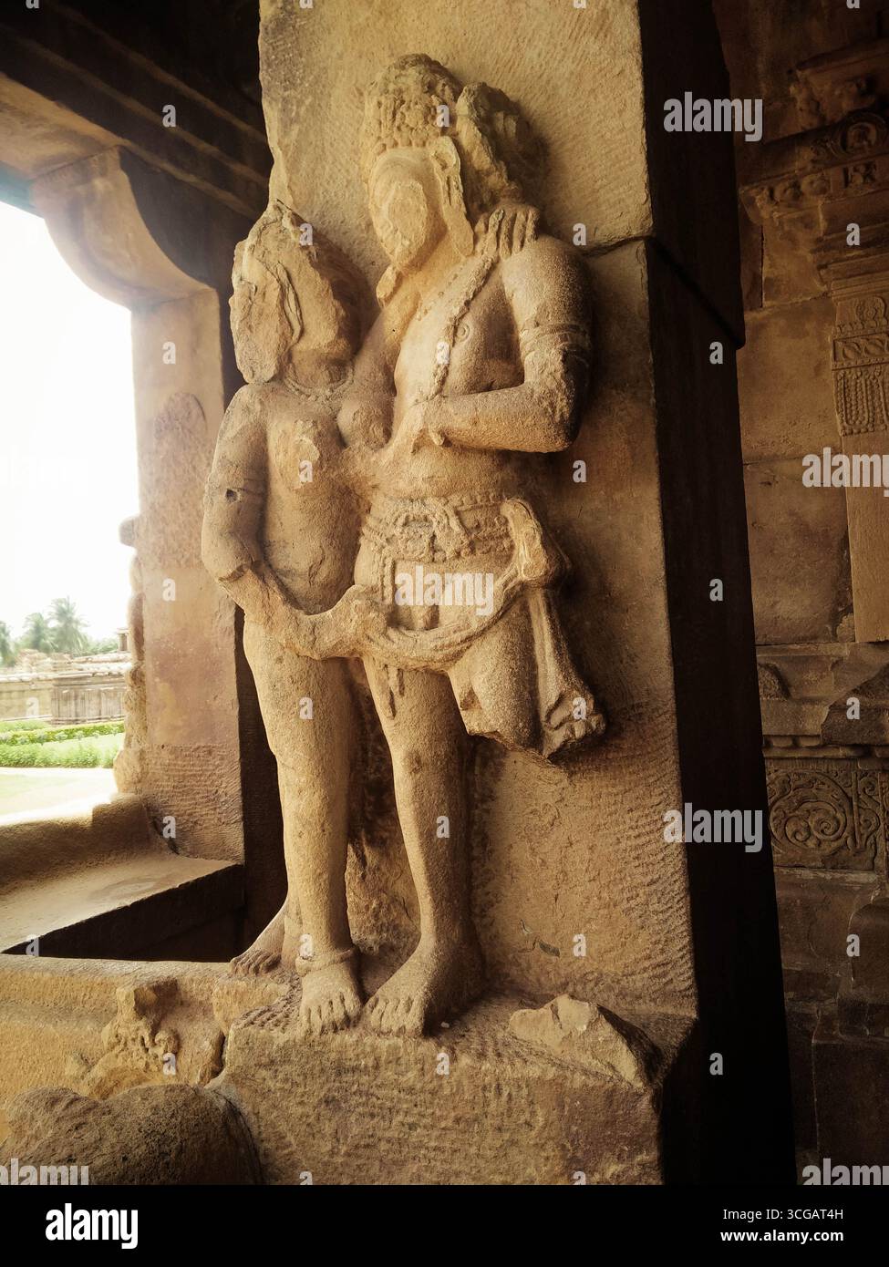 Komplizierte Tempelskulpturen von Badami in Karnataka, die antike Felskunst, mythologische Figuren und detaillierte Schnitzereien aus Chalukyan-Architektur zeigen. Stockfoto