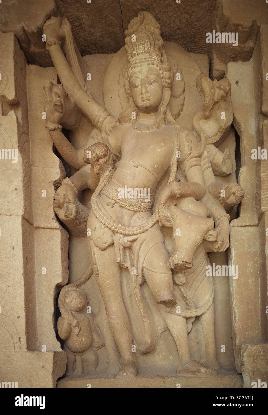 Komplizierte Tempelskulpturen von Badami in Karnataka, die antike Felskunst, mythologische Figuren und detaillierte Schnitzereien aus Chalukyan-Architektur zeigen. Stockfoto