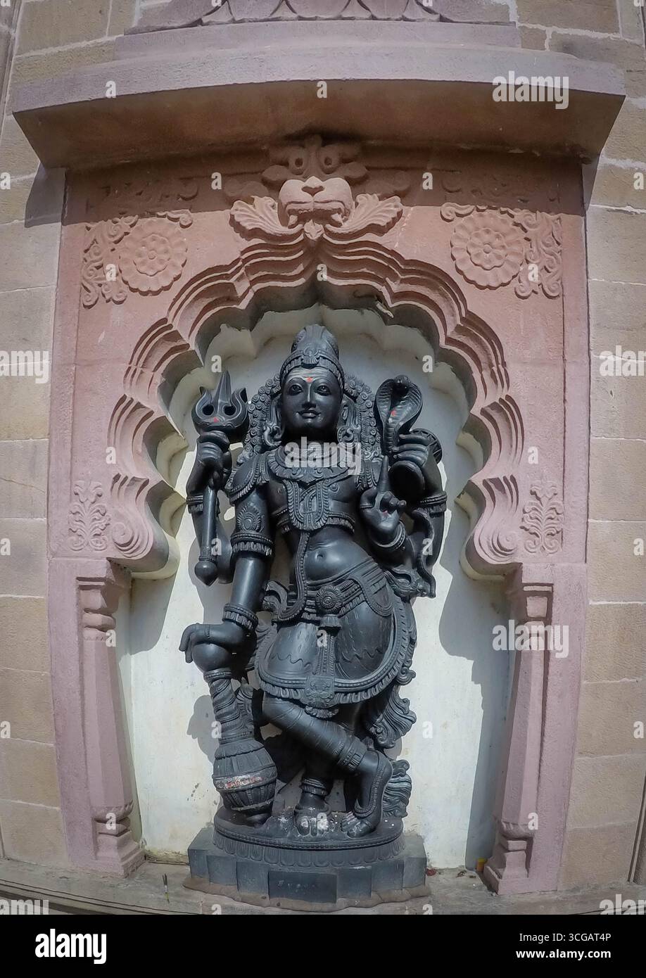 Komplizierte Tempelskulpturen von Badami in Karnataka, die antike Felskunst, mythologische Figuren und detaillierte Schnitzereien aus Chalukyan-Architektur zeigen. Stockfoto