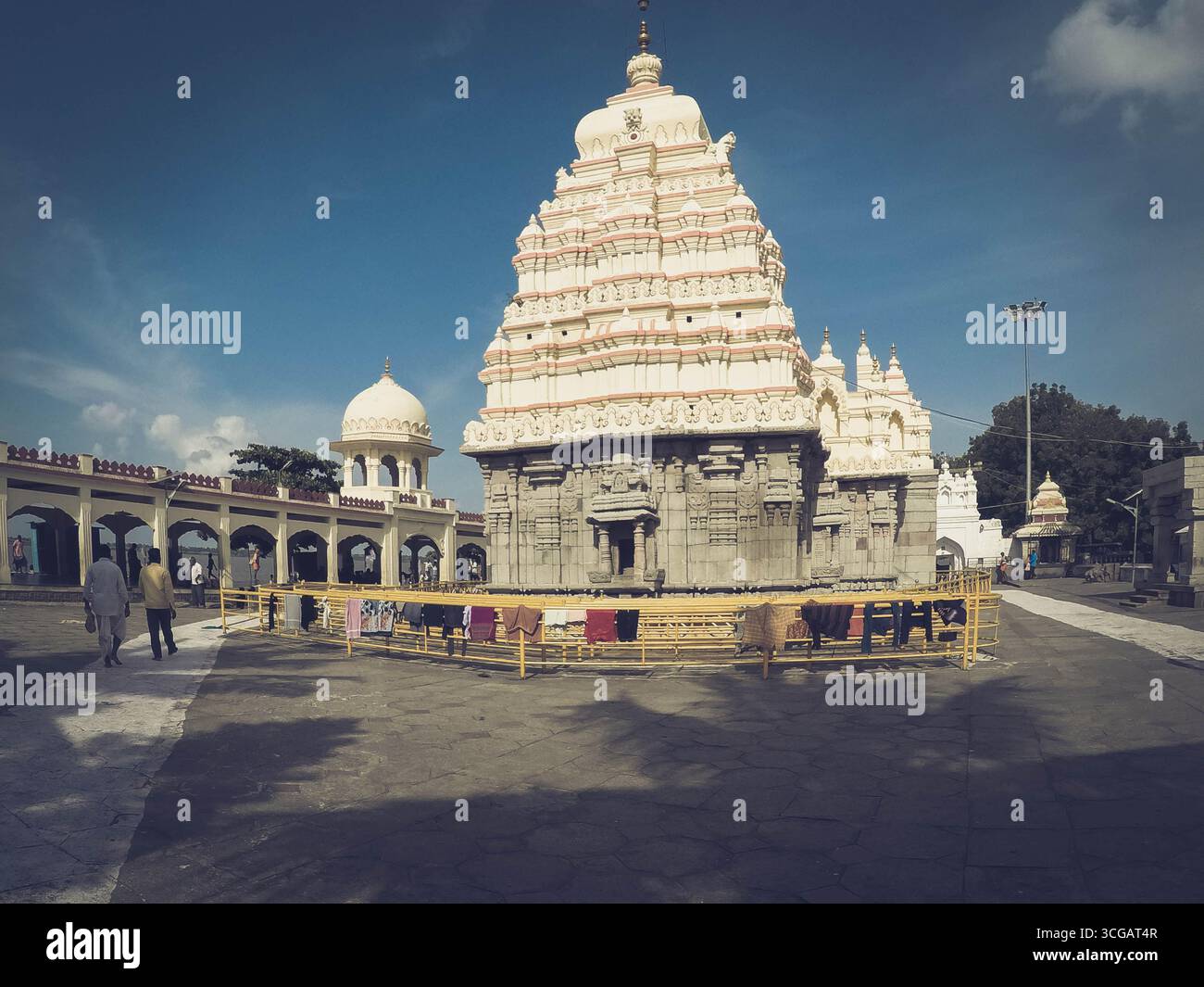 Komplizierte Tempelskulpturen von Badami in Karnataka, die antike Felskunst, mythologische Figuren und detaillierte Schnitzereien aus Chalukyan-Architektur zeigen. Stockfoto