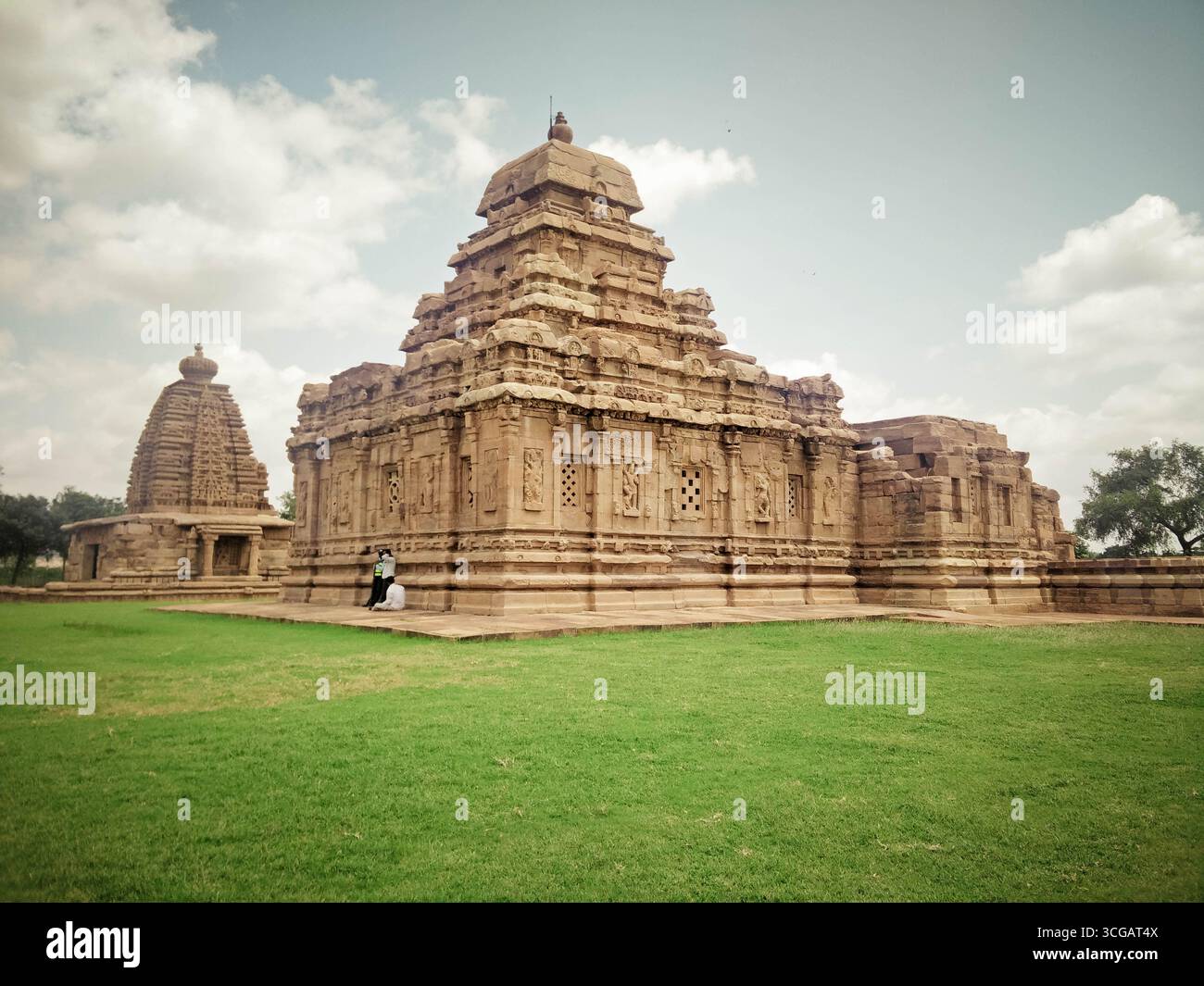 Komplizierte Tempelskulpturen von Badami in Karnataka, die antike Felskunst, mythologische Figuren und detaillierte Schnitzereien aus Chalukyan-Architektur zeigen. Stockfoto