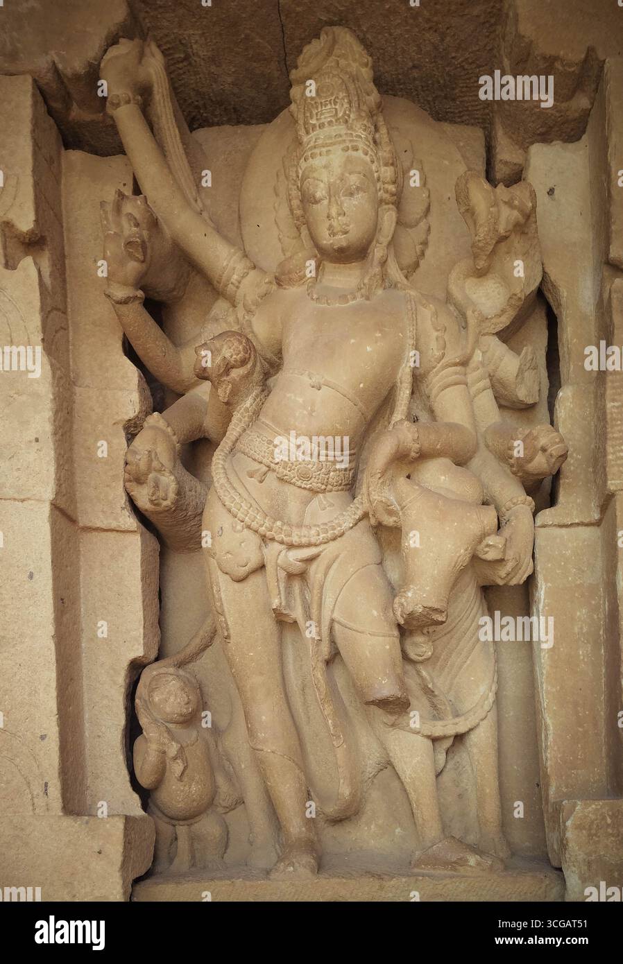 Komplizierte Tempelskulpturen von Badami in Karnataka, die antike Felskunst, mythologische Figuren und detaillierte Schnitzereien aus Chalukyan-Architektur zeigen. Stockfoto
