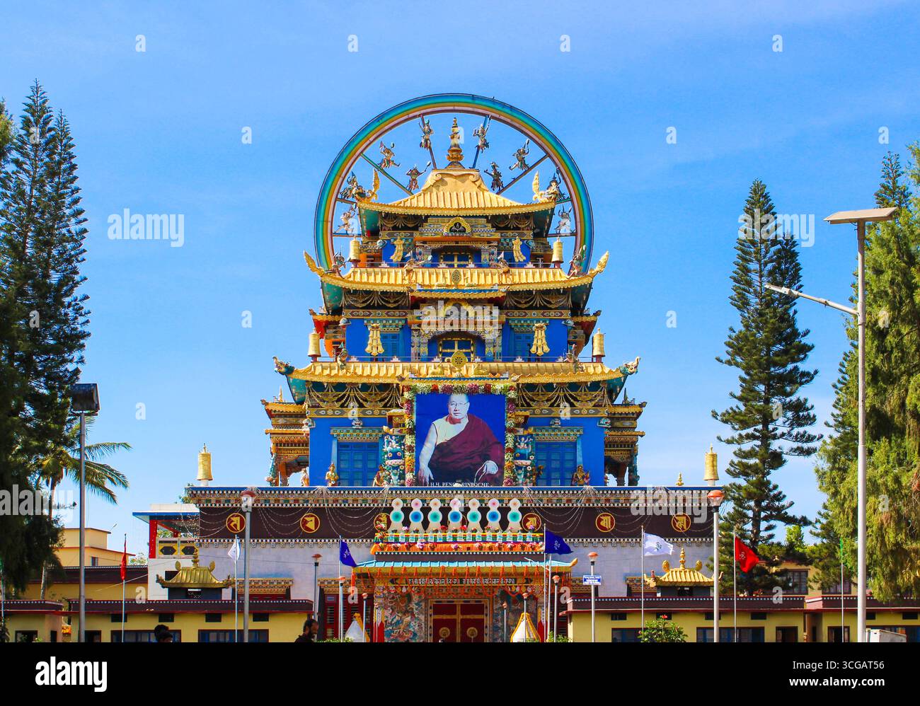 Friedliche buddhistische Tempel und ruhige Buddha-Skulpturen, die spirituelles Erbe, Meditation und traditionelle Architektur in ganz Asien widerspiegeln. Stockfoto