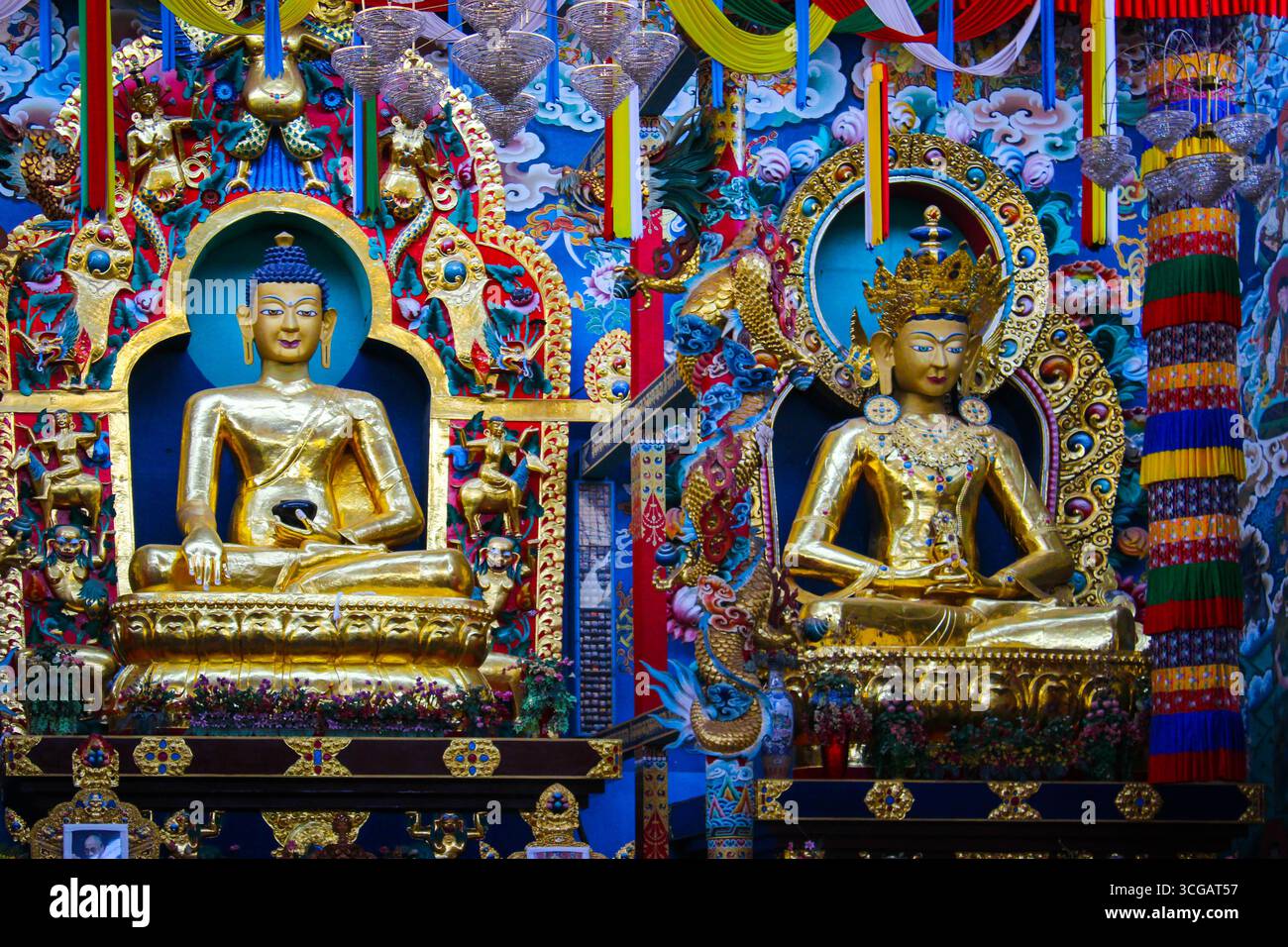 Friedliche buddhistische Tempel und ruhige Buddha-Skulpturen, die spirituelles Erbe, Meditation und traditionelle Architektur in ganz Asien widerspiegeln. Stockfoto