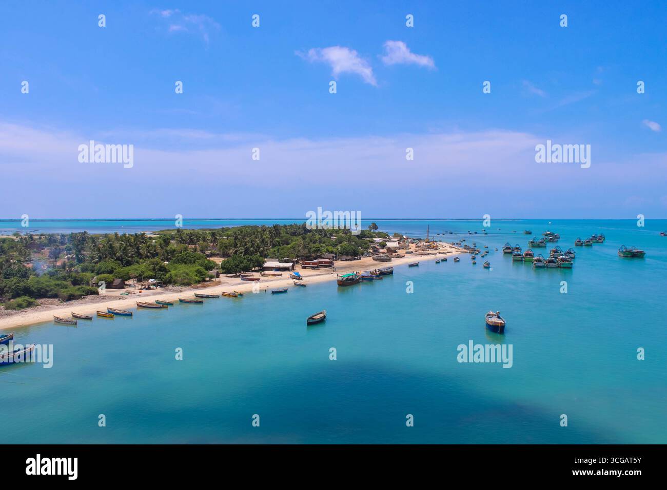 Auf dem Weg nach Dhanuschkodi führt eine enge Straße, die vom Meer flankiert wird, zu den eindringlichen Ruinen der Geisterstadt, die einen atemberaubenden Blick auf das Meer und die Geschichte bietet. Stockfoto