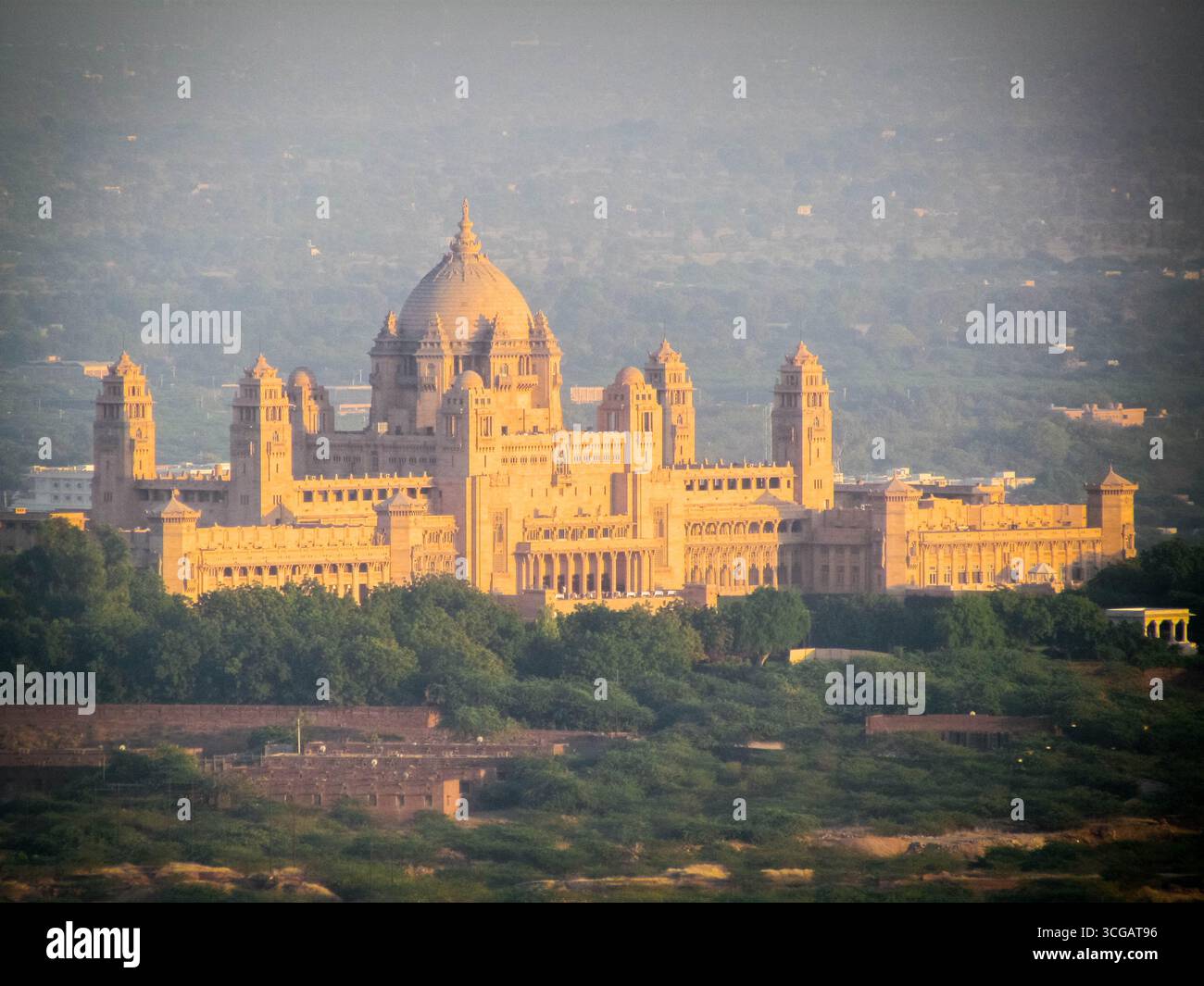 Umaid Bhavan Palace in Jodhpur, Rajasthan, ein architektonisches Wunder, das Indo-Deco-Stil mit königlichem Erbe, großen Kuppeln, Sandsteinmauern und majestätischen Palastgärten verbindet. Stockfoto