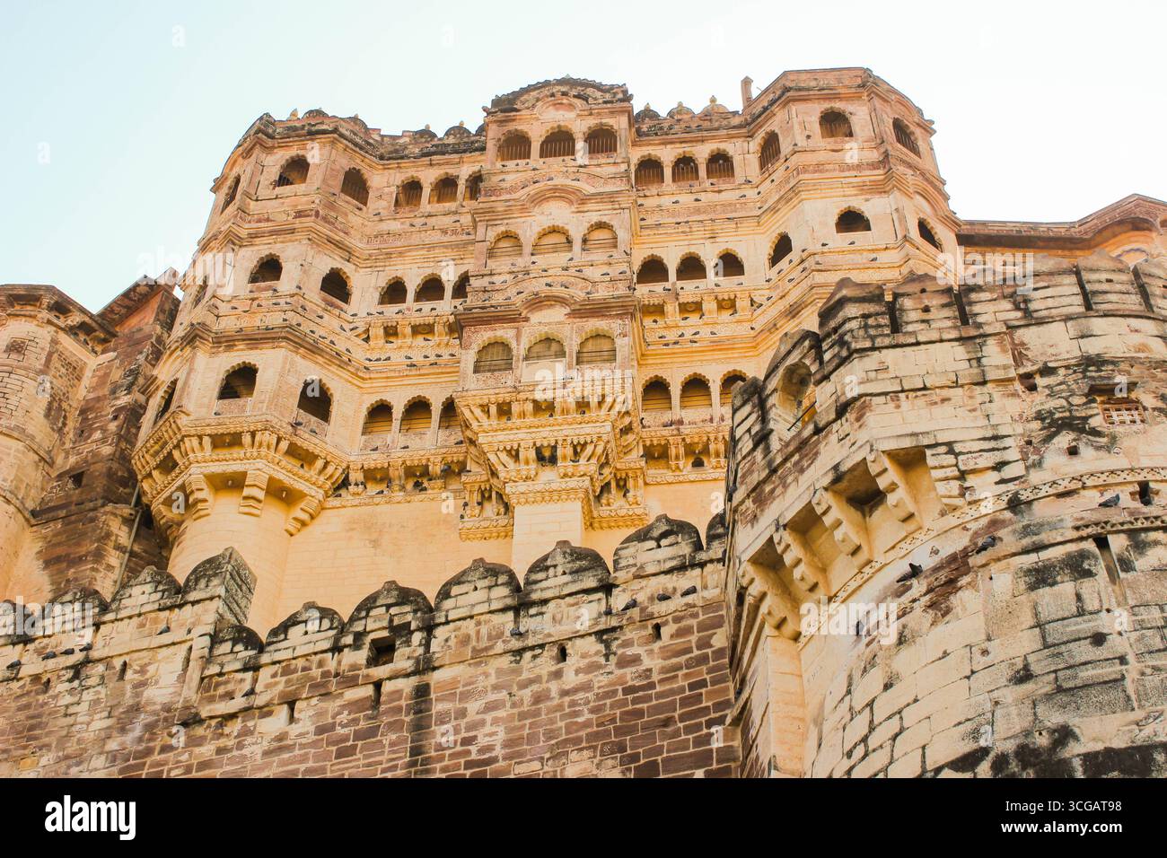 Mehrangarh Fort in Jodhpur, ein majestätisches Beispiel für Rajasthani Architektur mit massiven Mauern, komplizierten Schnitzereien, Palästen und historischem Erbe des königlichen Indien. Stockfoto