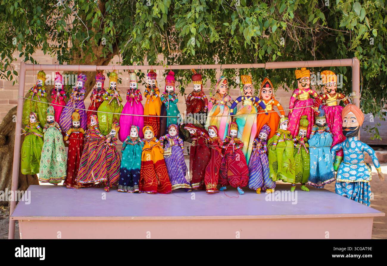 Prunkvolle Palanquins im Mehrangarh Fort Museum in Jodhpur, die königliches Erbe, komplizierte Handwerkskunst und die Pracht der Geschichte und Kultur Rajasthanis zeigen. Stockfoto