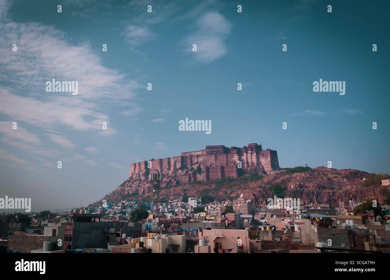 Mehrangarh Fort in Jodhpur, ein majestätisches Beispiel für Rajasthani Architektur mit massiven Mauern, komplizierten Schnitzereien, Palästen und historischem Erbe des königlichen Indien. Stockfoto
