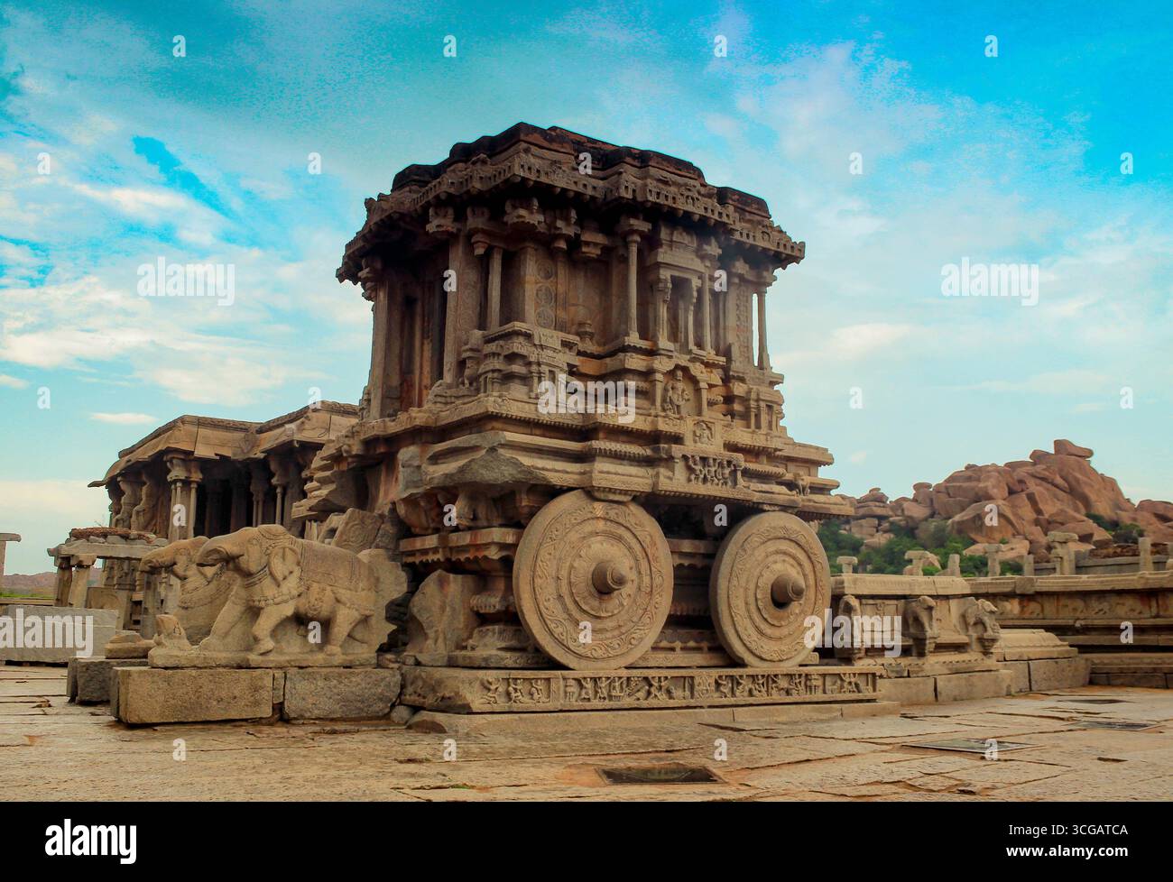 Berühmter Stein-Wagentempel im Vittala Tempelkomplex in Hampi, Karnataka, Indien. Ein atemberaubendes Beispiel für Vijayanagara-Architektur. Diese aufwändig geschnitzte monolithische Struktur symbolisiert die Pracht der alten indischen Handwerkskunst und ist ein UNESCO-Weltkulturerbe und ein kulturelles Wahrzeichen. Stockfoto
