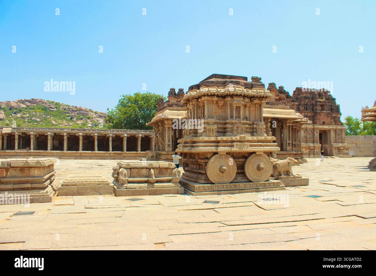 Berühmter Stein-Wagentempel im Vittala Tempelkomplex in Hampi, Karnataka, Indien. Ein atemberaubendes Beispiel für Vijayanagara-Architektur. Diese aufwändig geschnitzte monolithische Struktur symbolisiert die Pracht der alten indischen Handwerkskunst und ist ein UNESCO-Weltkulturerbe und ein kulturelles Wahrzeichen. Stockfoto