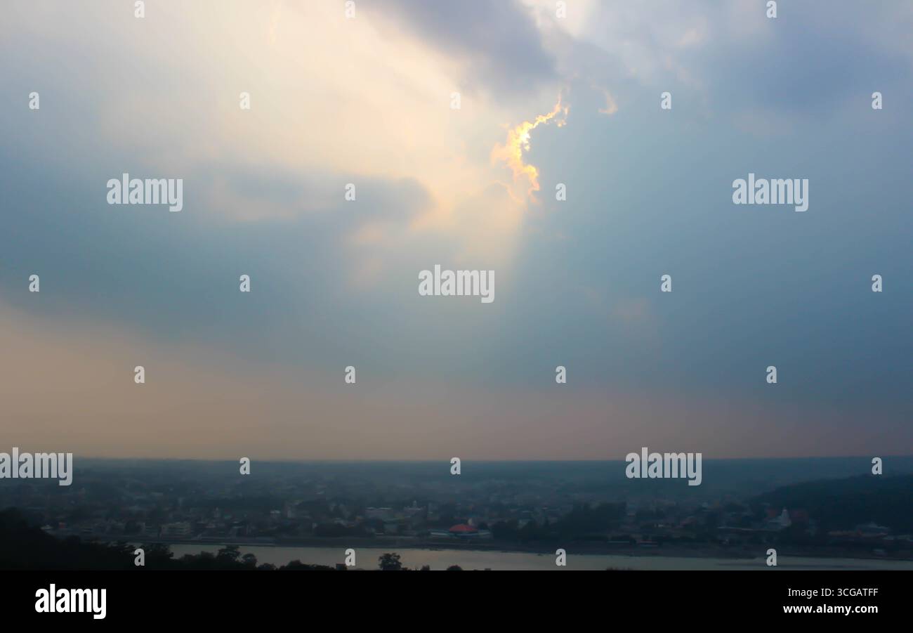 Malerische Aussicht auf die Stadt Rishikesh in Indien. Das spirituelle Herz von Yoga und Meditation liegt am heiligen Ganges Fluss, umgeben vom ruhigen Himalaya. Stockfoto