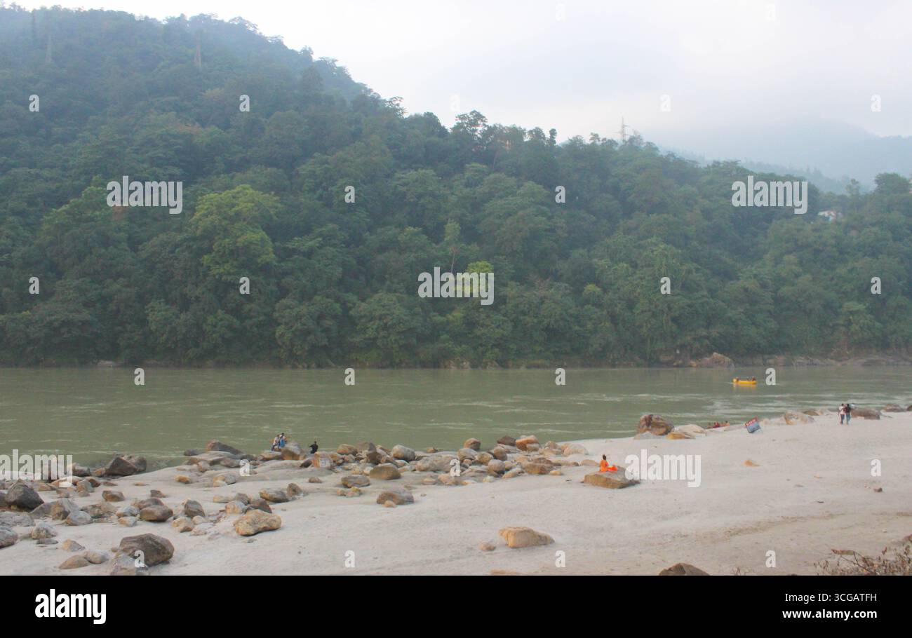 Malerische Aussicht auf die Stadt Rishikesh in Indien. Das spirituelle Herz von Yoga und Meditation liegt am heiligen Ganges Fluss, umgeben vom ruhigen Himalaya. Stockfoto