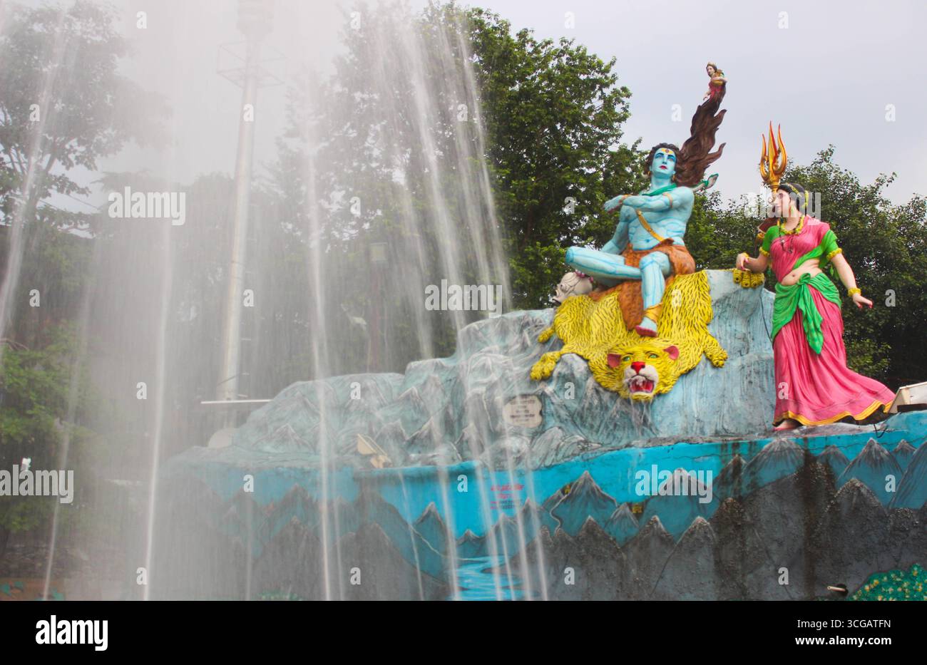 Malerische Aussicht auf die Stadt Rishikesh in Indien. Das spirituelle Herz von Yoga und Meditation liegt am heiligen Ganges Fluss, umgeben vom ruhigen Himalaya. Stockfoto