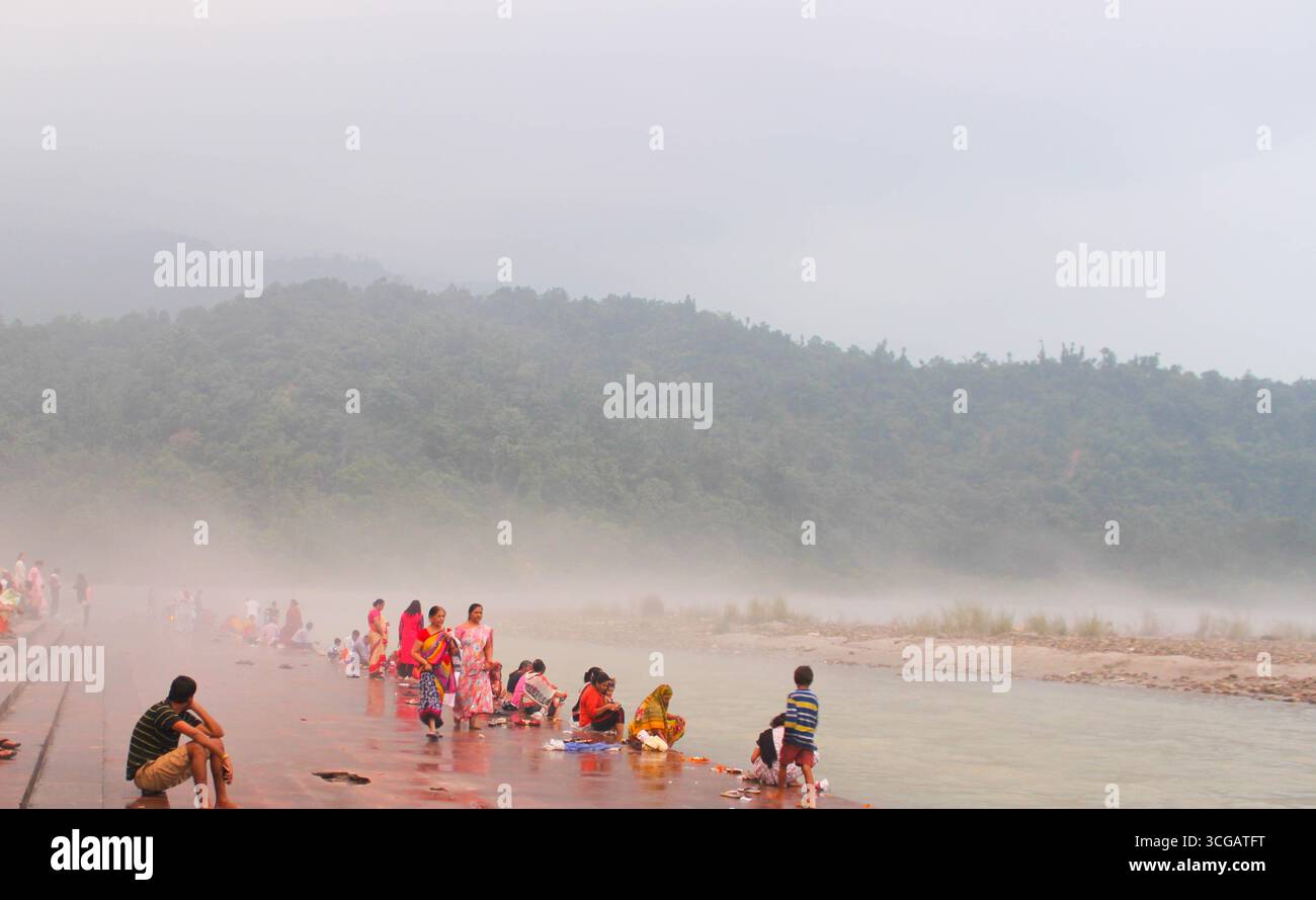 Malerische Aussicht auf die Stadt Rishikesh in Indien. Das spirituelle Herz von Yoga und Meditation liegt am heiligen Ganges Fluss, umgeben vom ruhigen Himalaya. Stockfoto